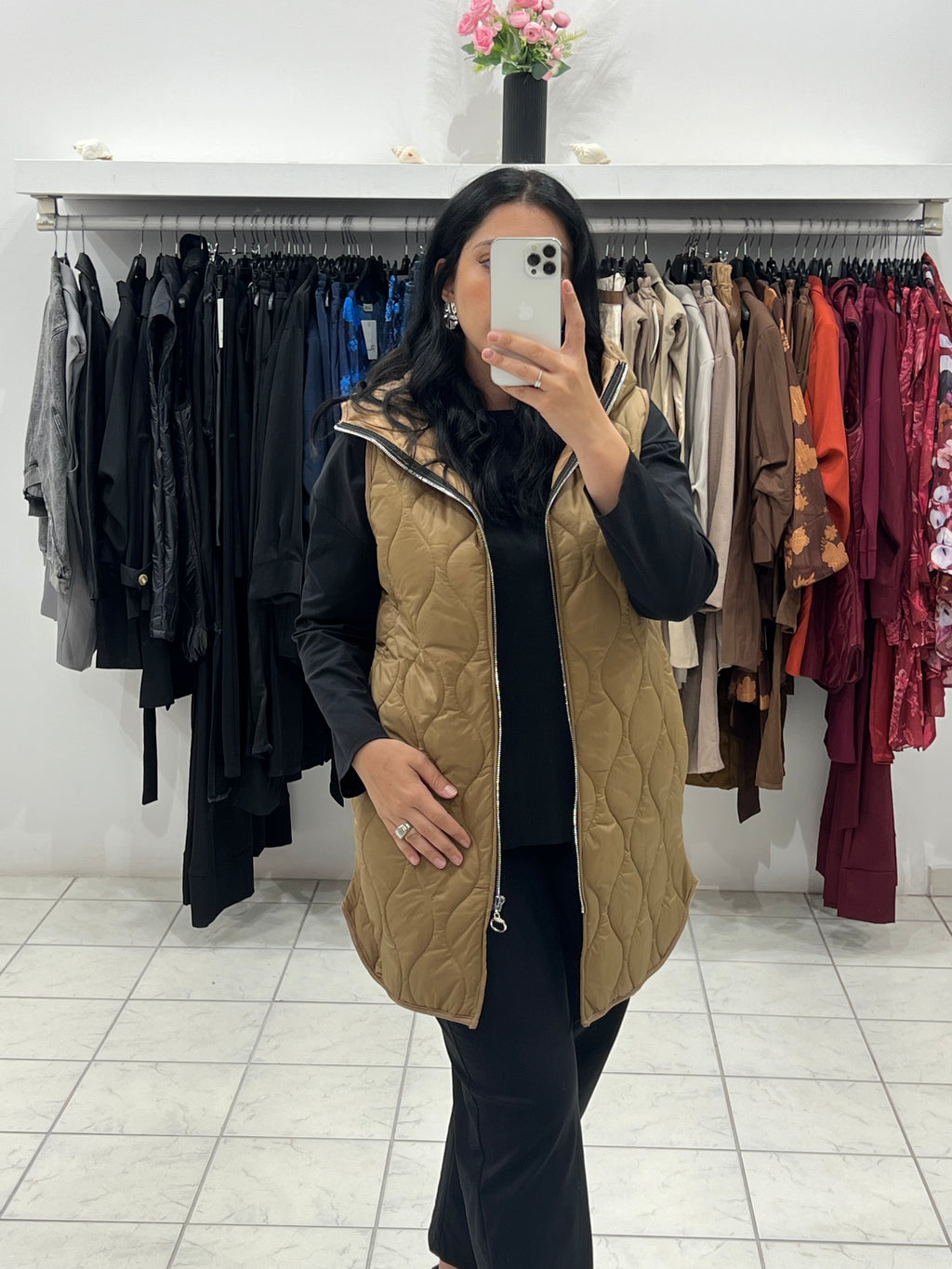 Αμάνικο καπιτονέ jacket με τσέπες και κουκούλα - Ταμπά