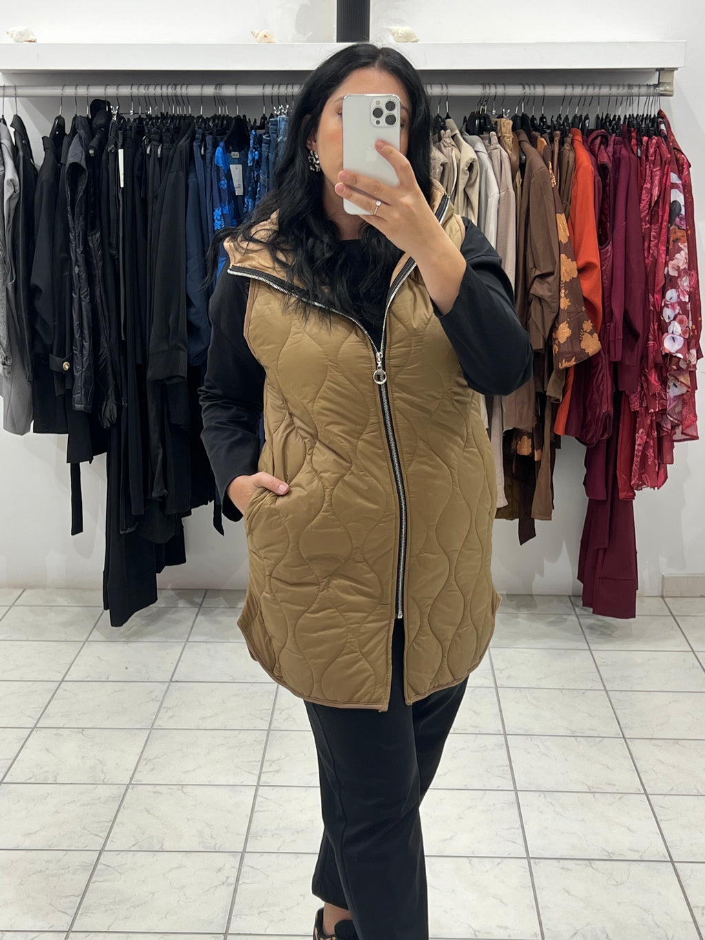 Αμάνικο καπιτονέ jacket με τσέπες και κουκούλα - Ταμπά