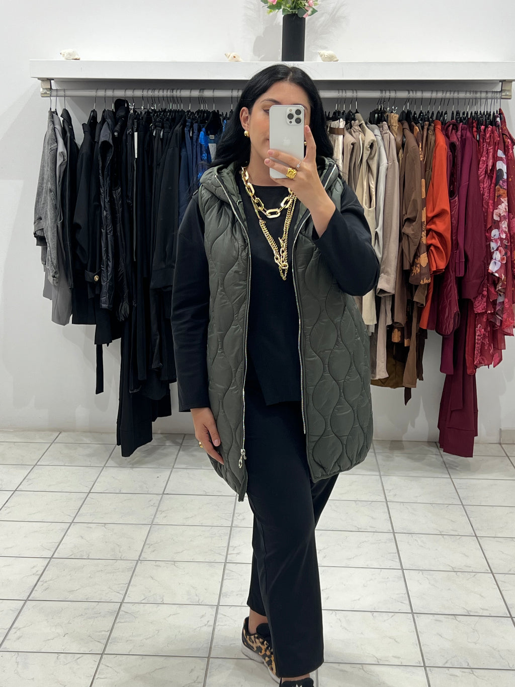 Αμάνικο καπιτονέ jacket με τσέπες και κουκούλα - Χακί