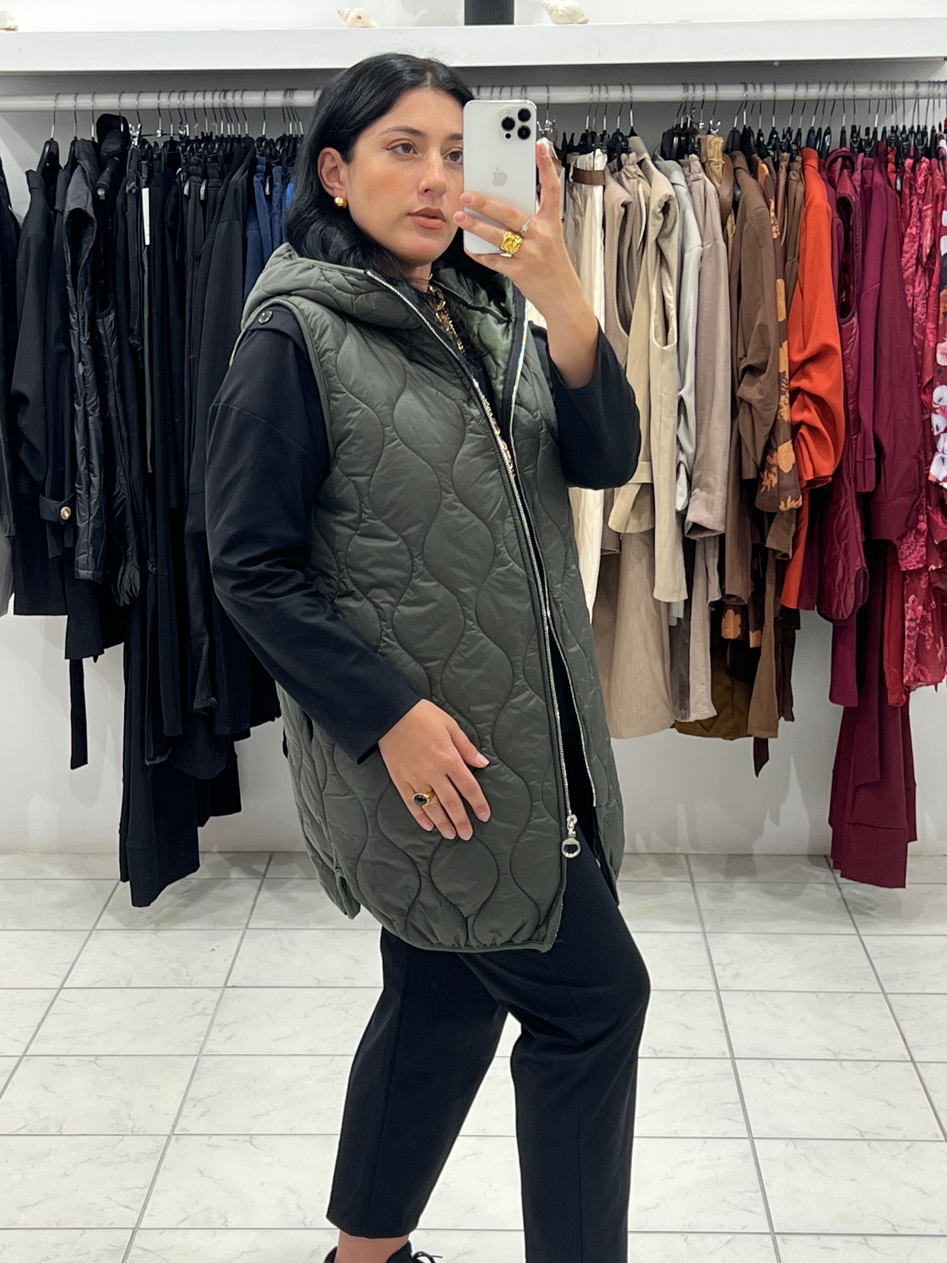 Αμάνικο καπιτονέ jacket με τσέπες και κουκούλα - Χακί