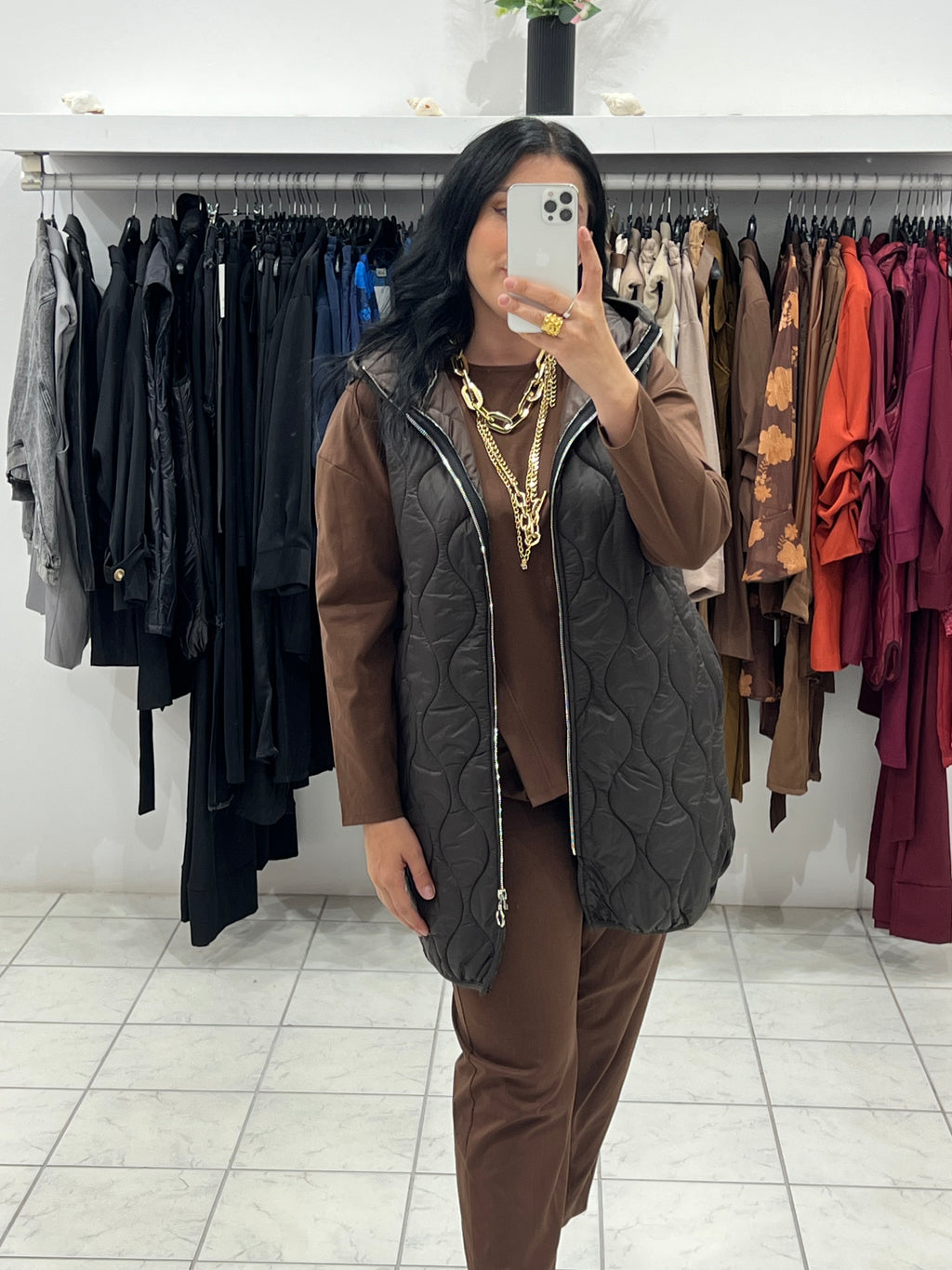 Αμάνικο καπιτονέ jacket με τσέπες και κουκούλα - Σοκολατί