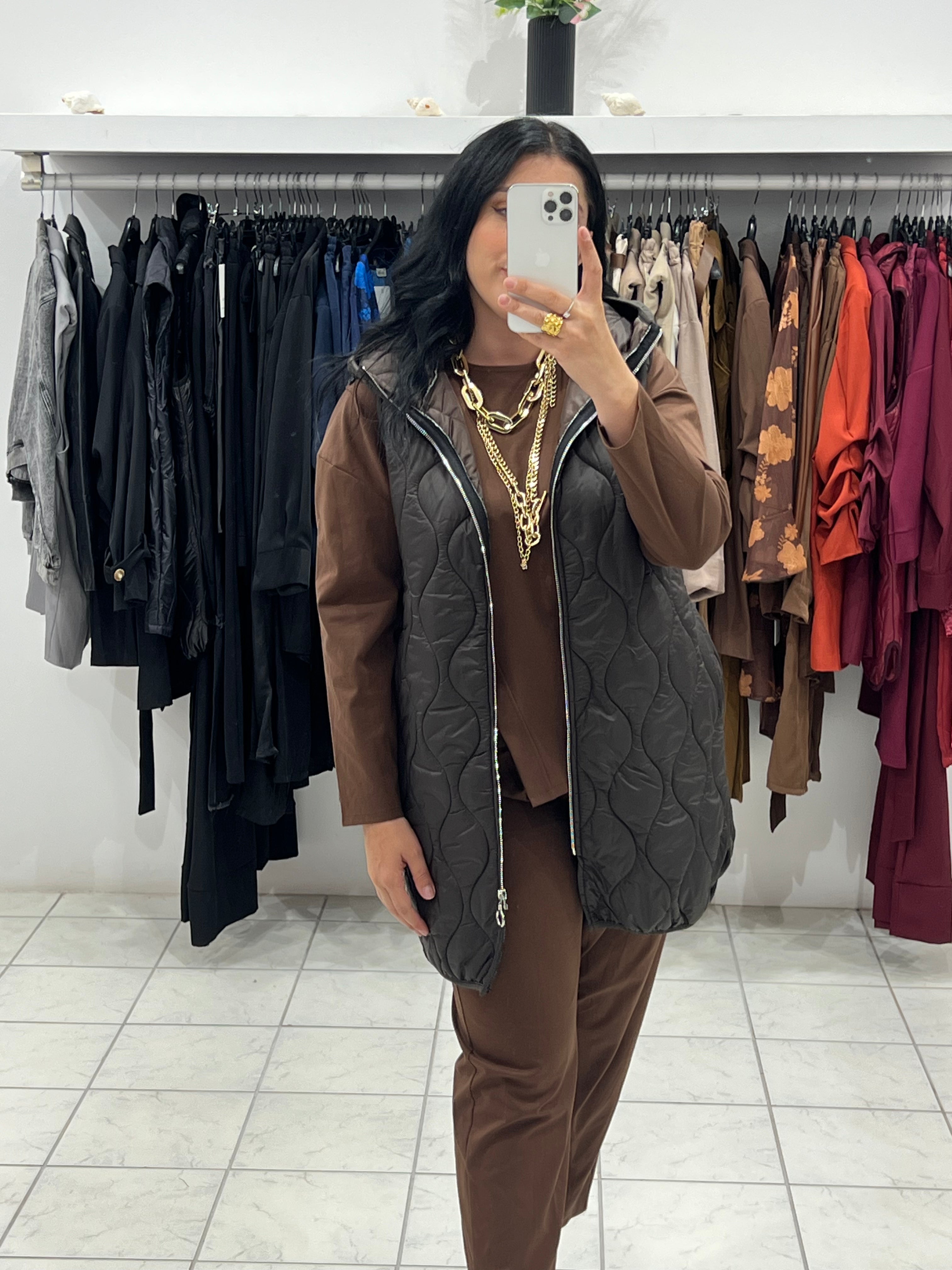 Αμάνικο καπιτονέ jacket με τσέπες και κουκούλα - Σοκολατί