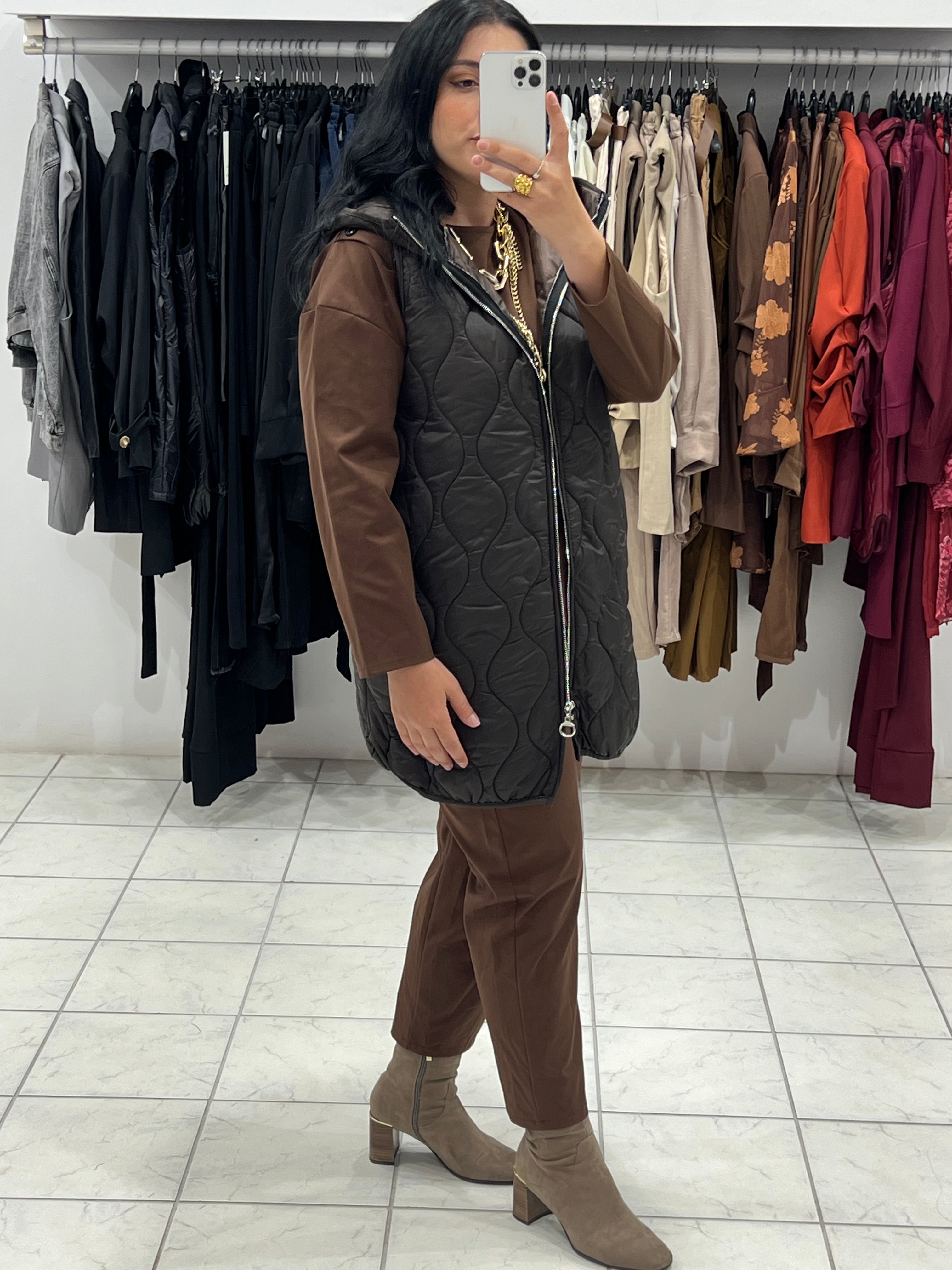 Αμάνικο καπιτονέ jacket με τσέπες και κουκούλα - Σοκολατί