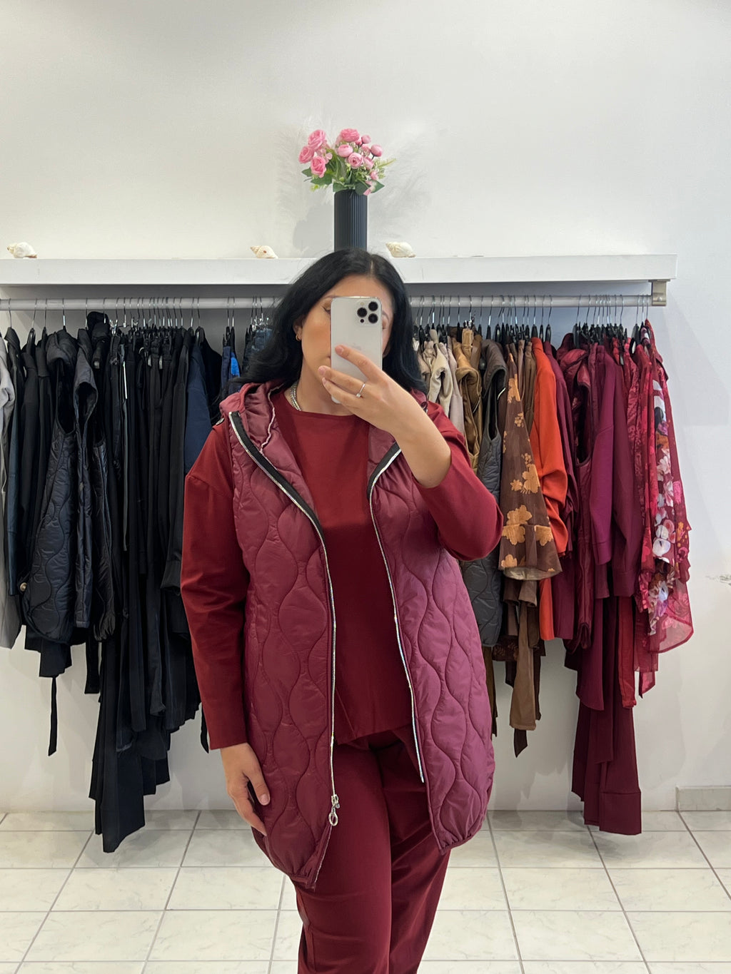 Αμάνικο καπιτονέ jacket με τσέπες και κουκούλα - Μπορντό