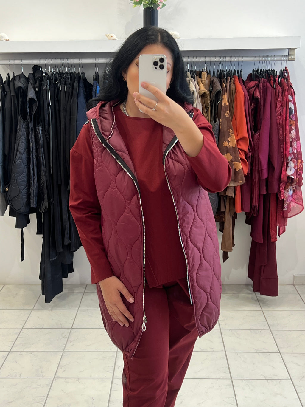 Αμάνικο καπιτονέ jacket με τσέπες και κουκούλα - Μπορντό