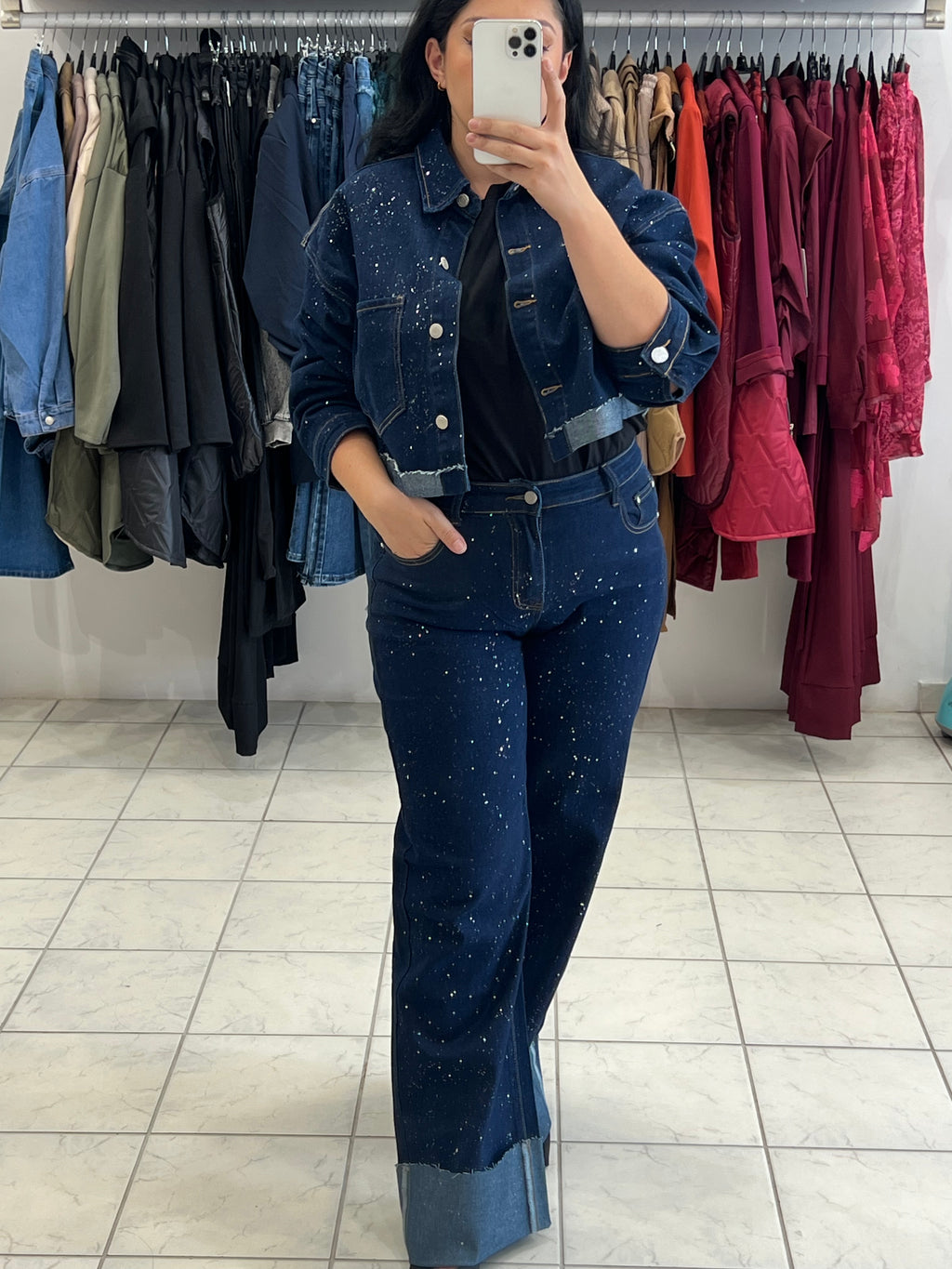 Denim strass set cropped jacket και high-waist τζιν με γυρισμένα ρεβέρ