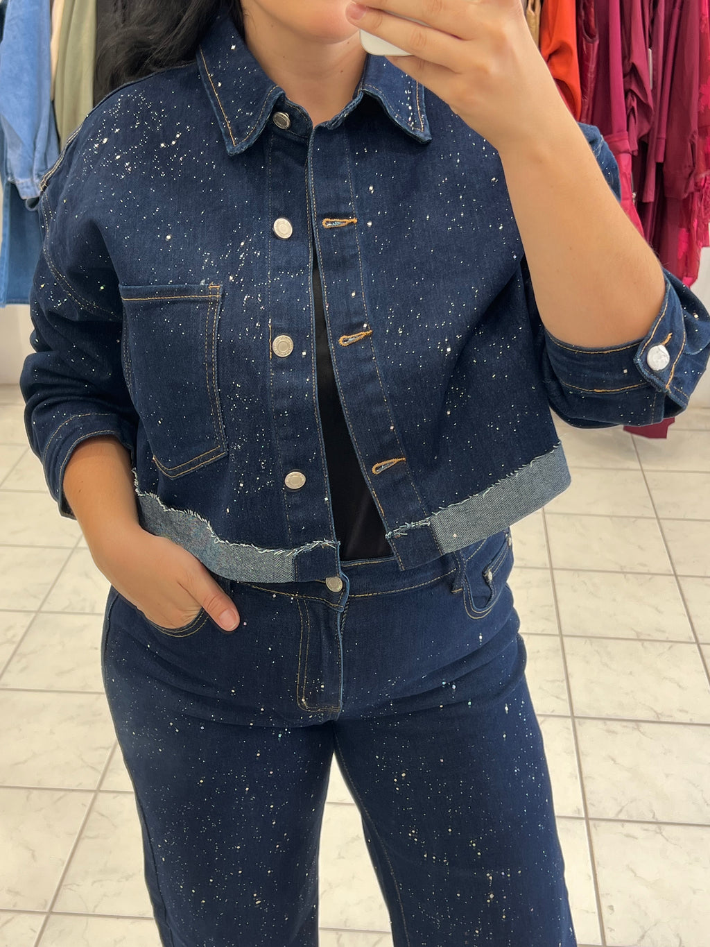 Denim strass set cropped jacket και high-waist τζιν με γυρισμένα ρεβέρ