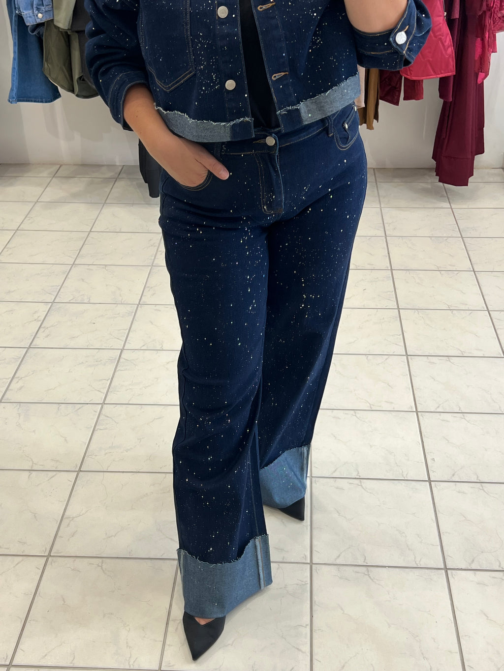 Denim strass set cropped jacket και high-waist τζιν με γυρισμένα ρεβέρ