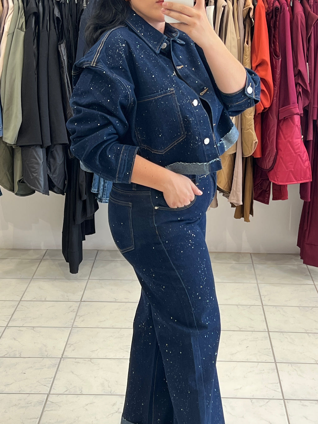 Denim strass set cropped jacket και high-waist τζιν με γυρισμένα ρεβέρ