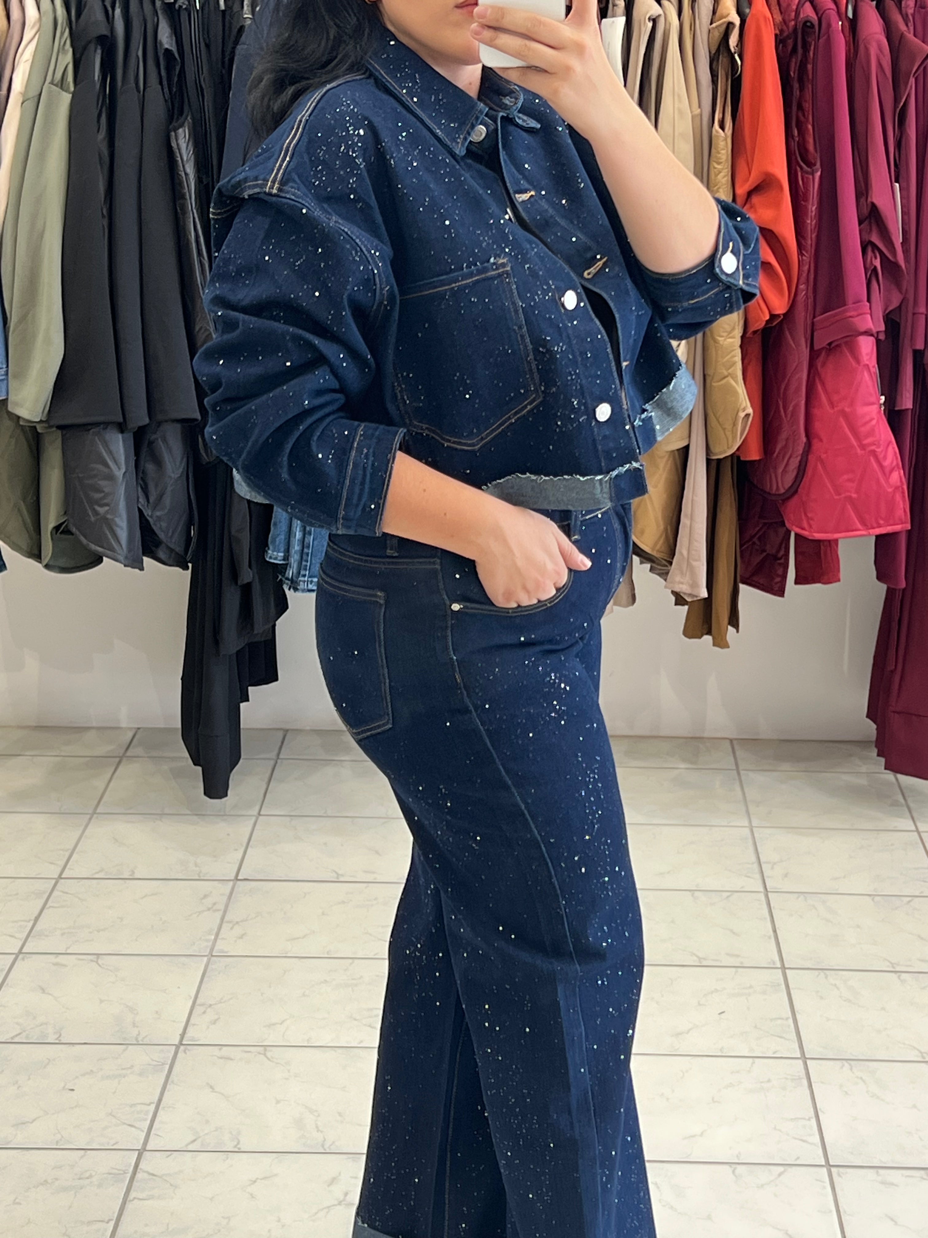 Denim strass set cropped jacket και high-waist τζιν με γυρισμένα ρεβέρ