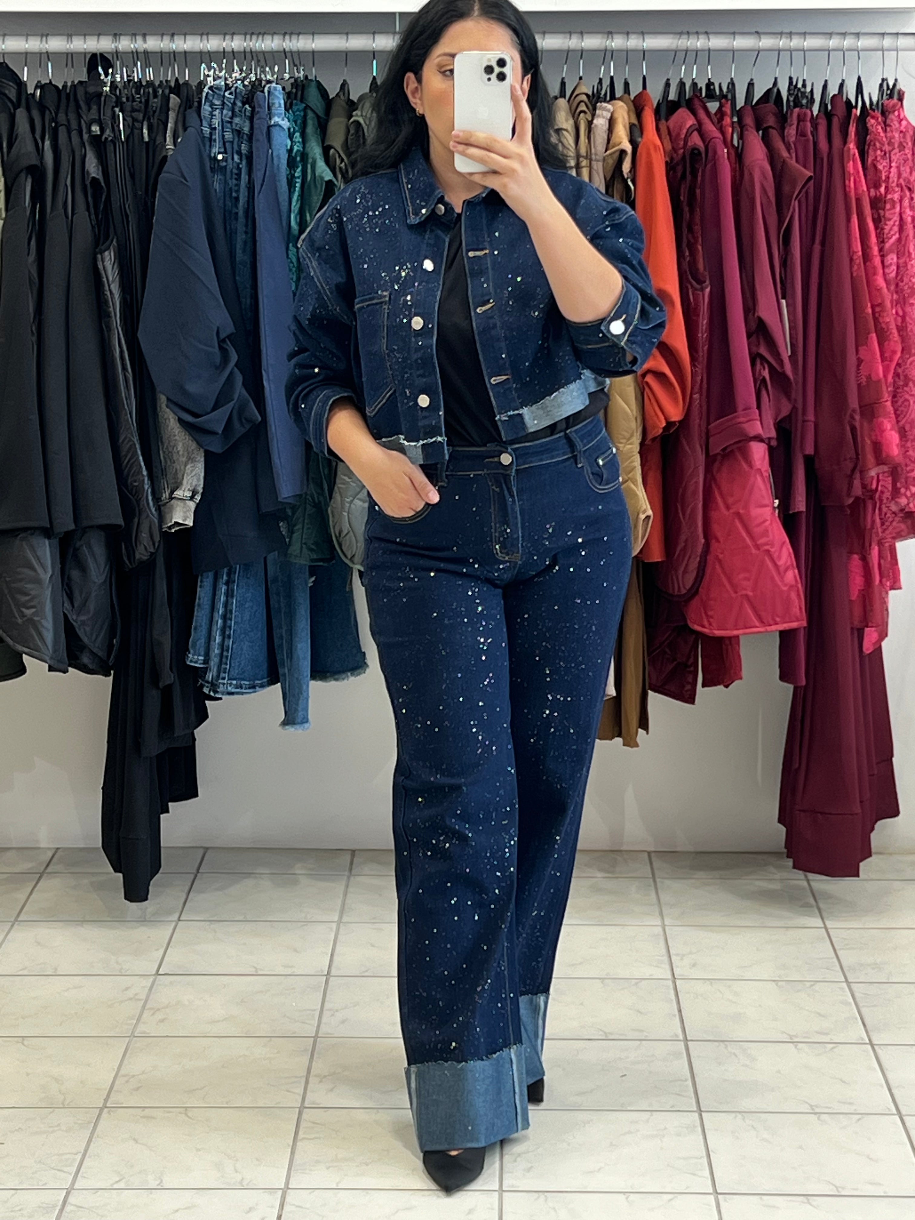 Denim strass set cropped jacket και high-waist τζιν με γυρισμένα ρεβέρ
