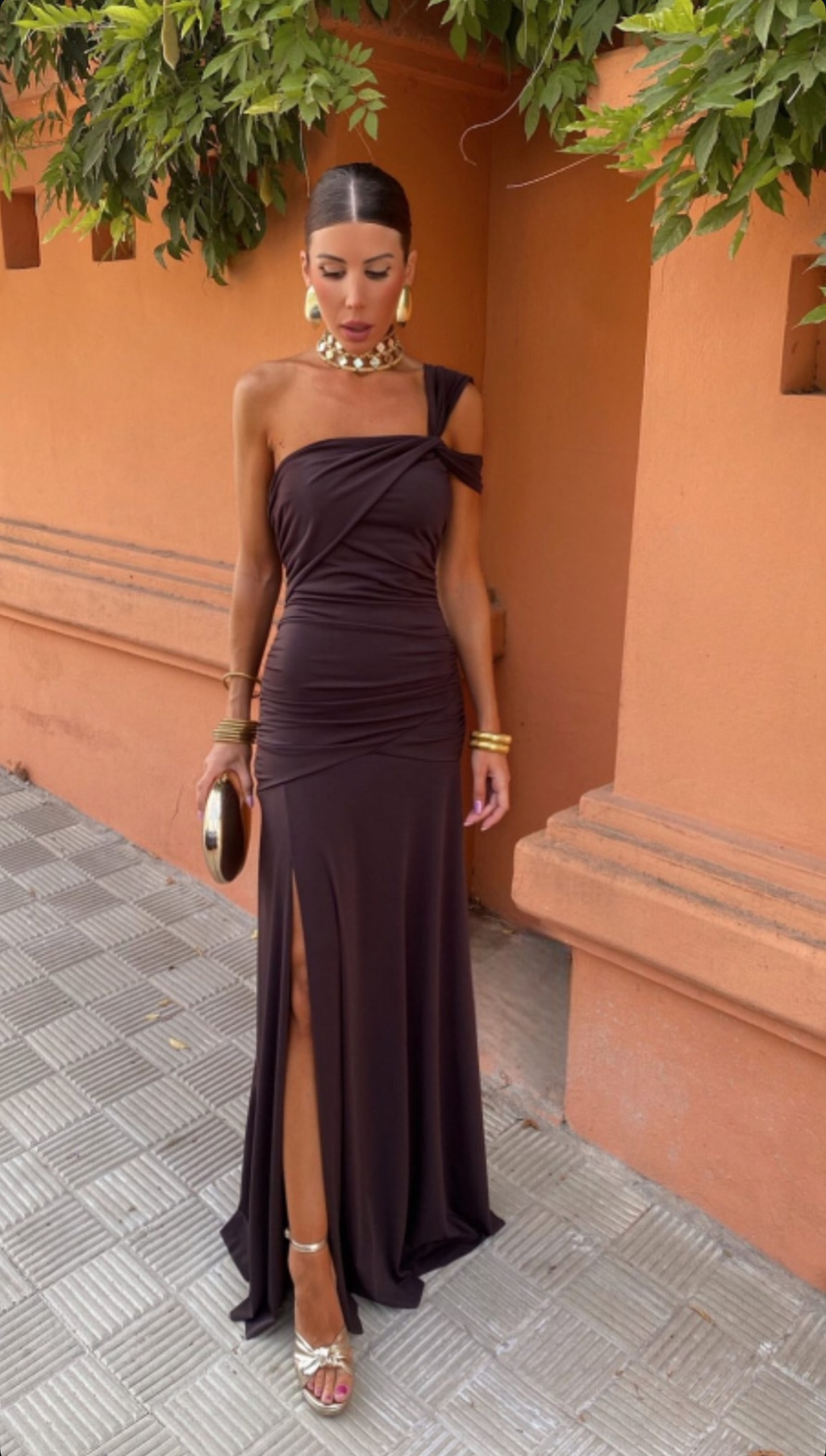 Μάξι βραδινό φόρεμα σε εφαρμοστή γραμμή - Σοκολατί