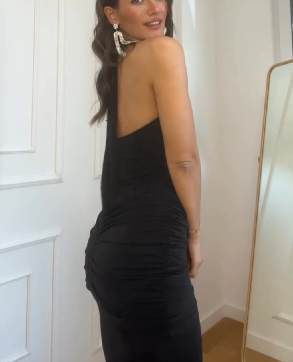 Maxi εφαρμοστό φόρεμα με βαθύ ντεκολτέ - Μαύρο