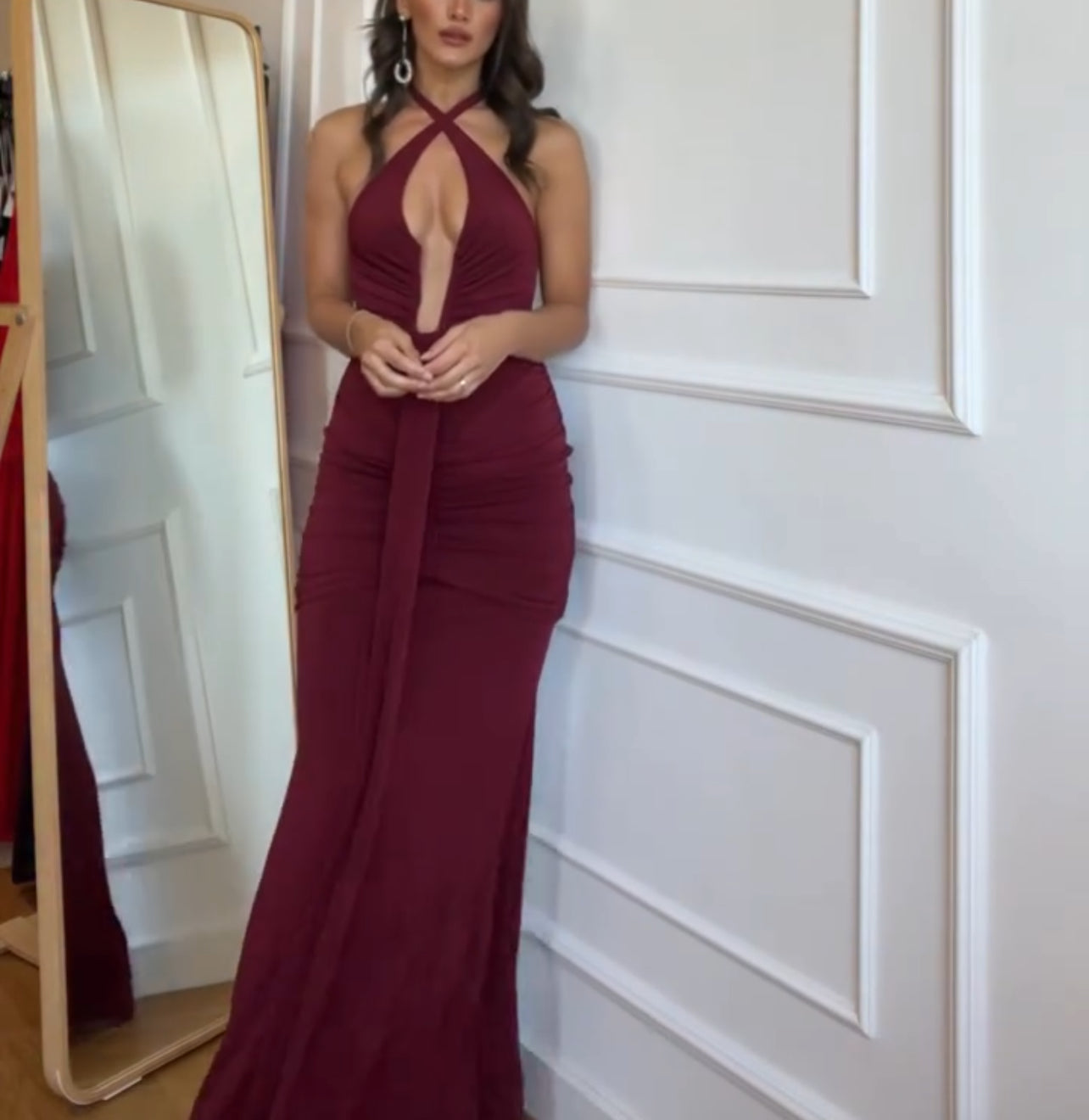 Maxi εφαρμοστό φόρεμα με βαθύ ντεκολτέ - Μπορντό