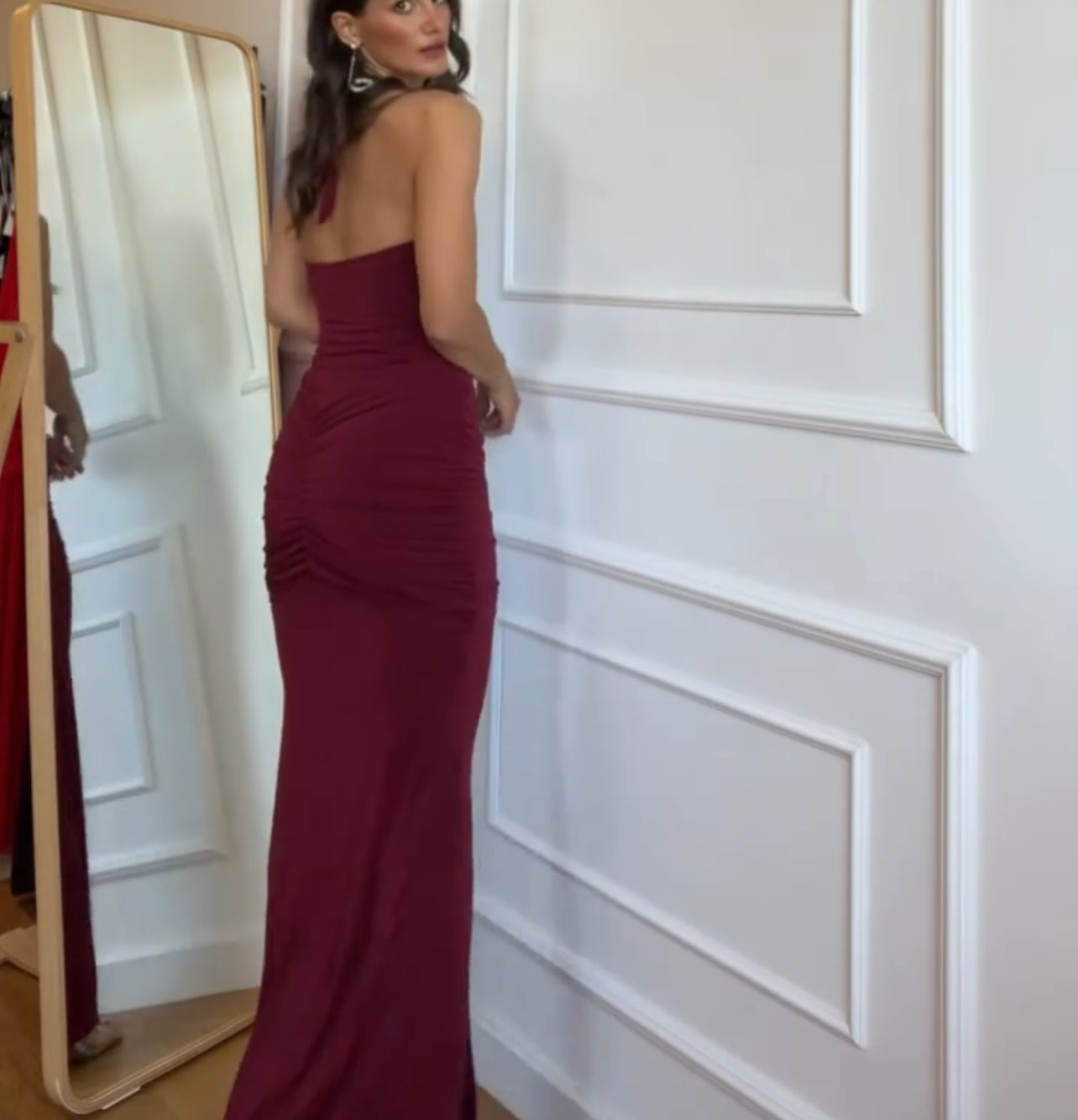 Maxi εφαρμοστό φόρεμα με βαθύ ντεκολτέ - Μπορντό