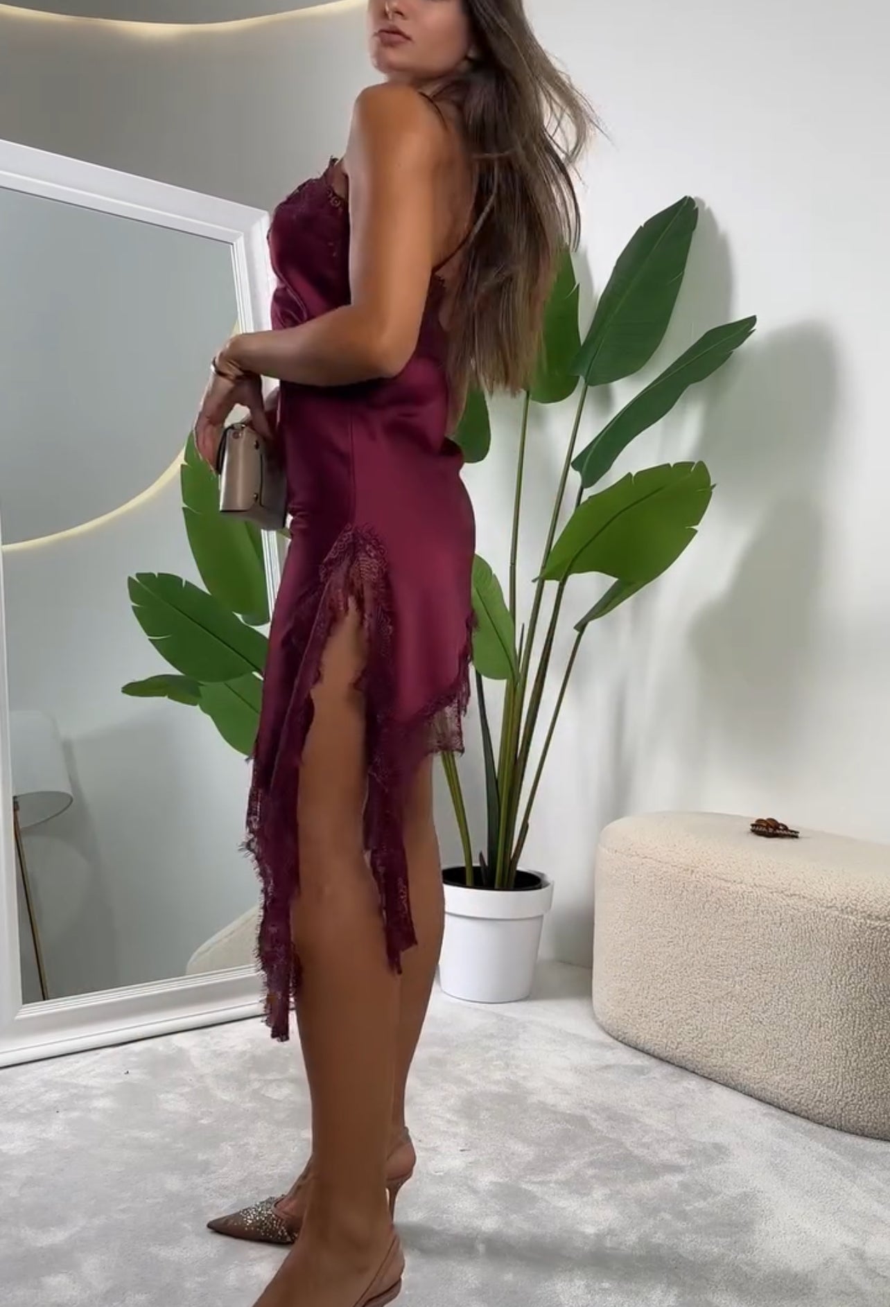 Ασύμμετρο φόρεμα με λεπτές τιράντες και λεπτομέρειες από δαντέλα - Μπορντό