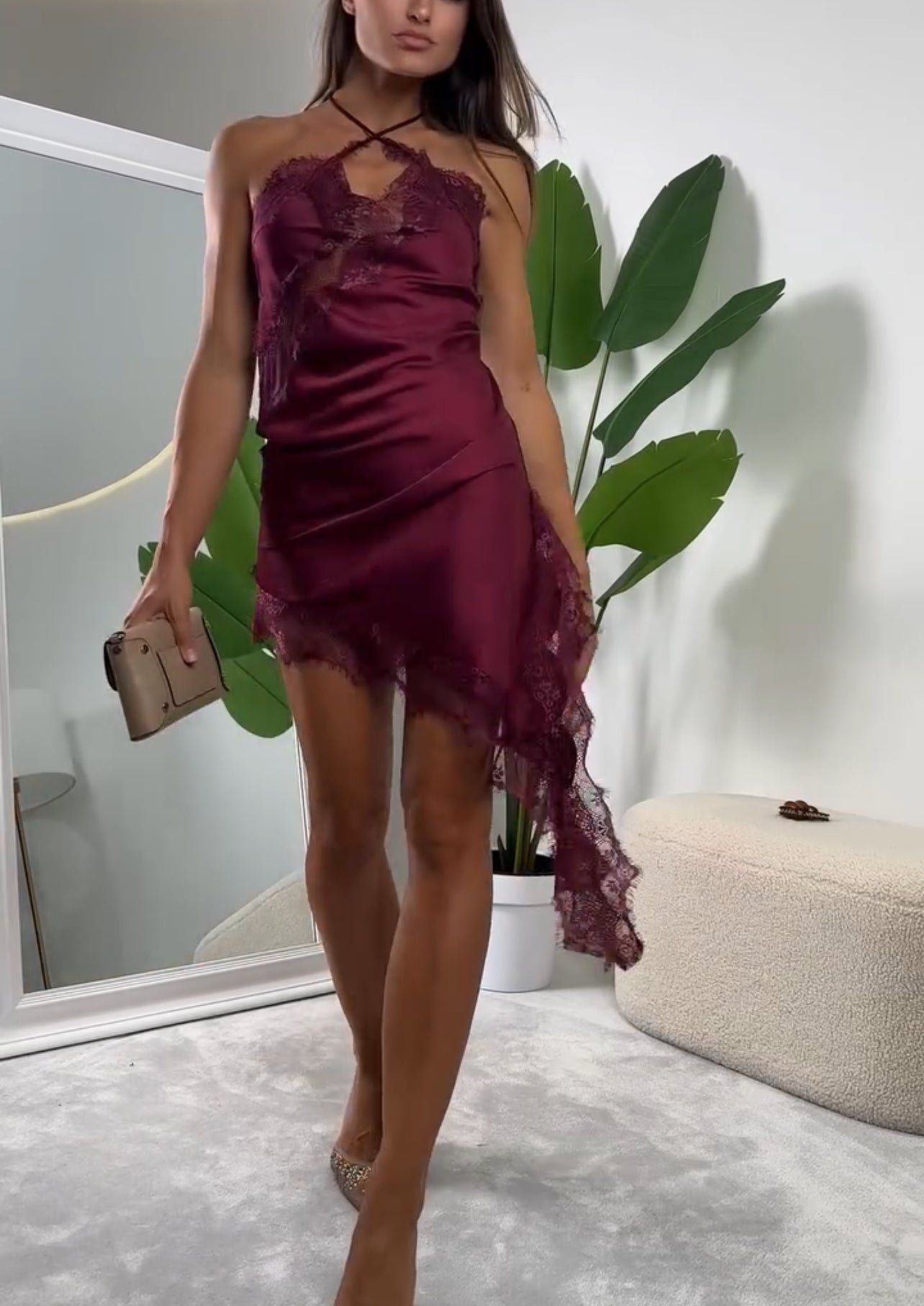 Ασύμμετρο φόρεμα με λεπτές τιράντες και λεπτομέρειες από δαντέλα - Μπορντό