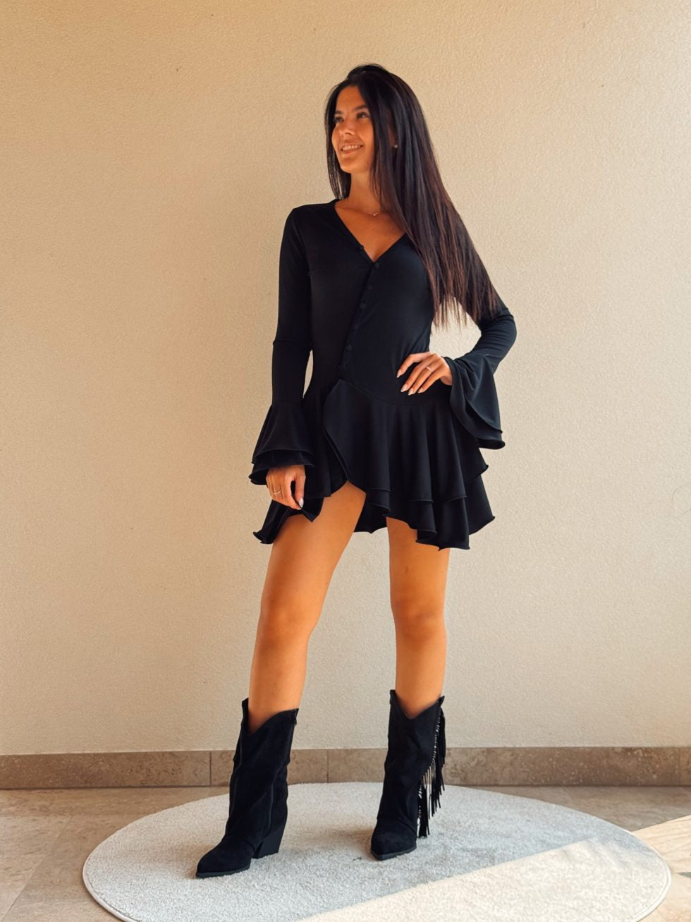 Φόρεμα με ενσωματομένο σορτς, "V" ντεκολτέ και κουμπιά - Μαύρο