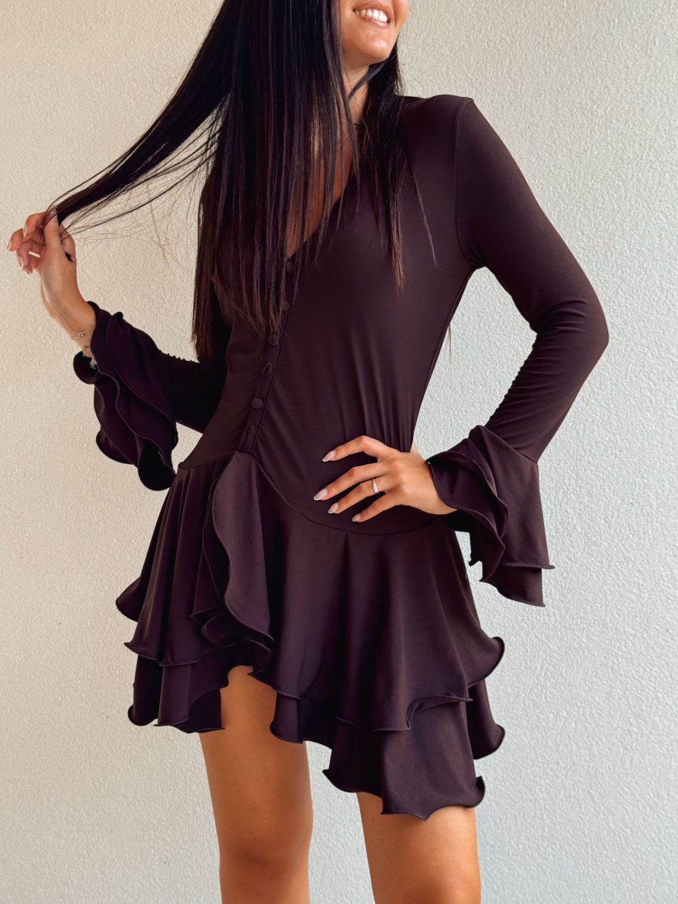 Φόρεμα με ενσωματομένο σορτς, "V" ντεκολτέ και κουμπιά - Σοκολατί