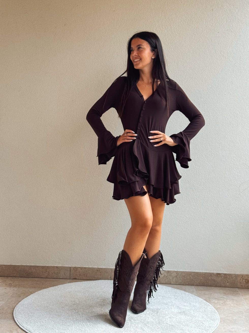 Φόρεμα με ενσωματομένο σορτς, "V" ντεκολτέ και κουμπιά - Σοκολατί