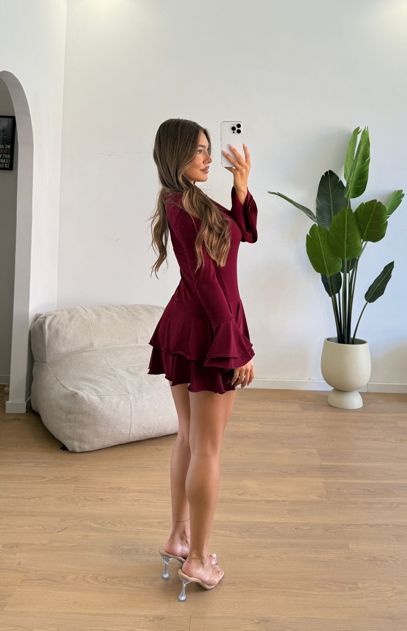 Φόρεμα με ενσωματομένο σορτς, "V" ντεκολτέ και κουμπιά - Μπορντό