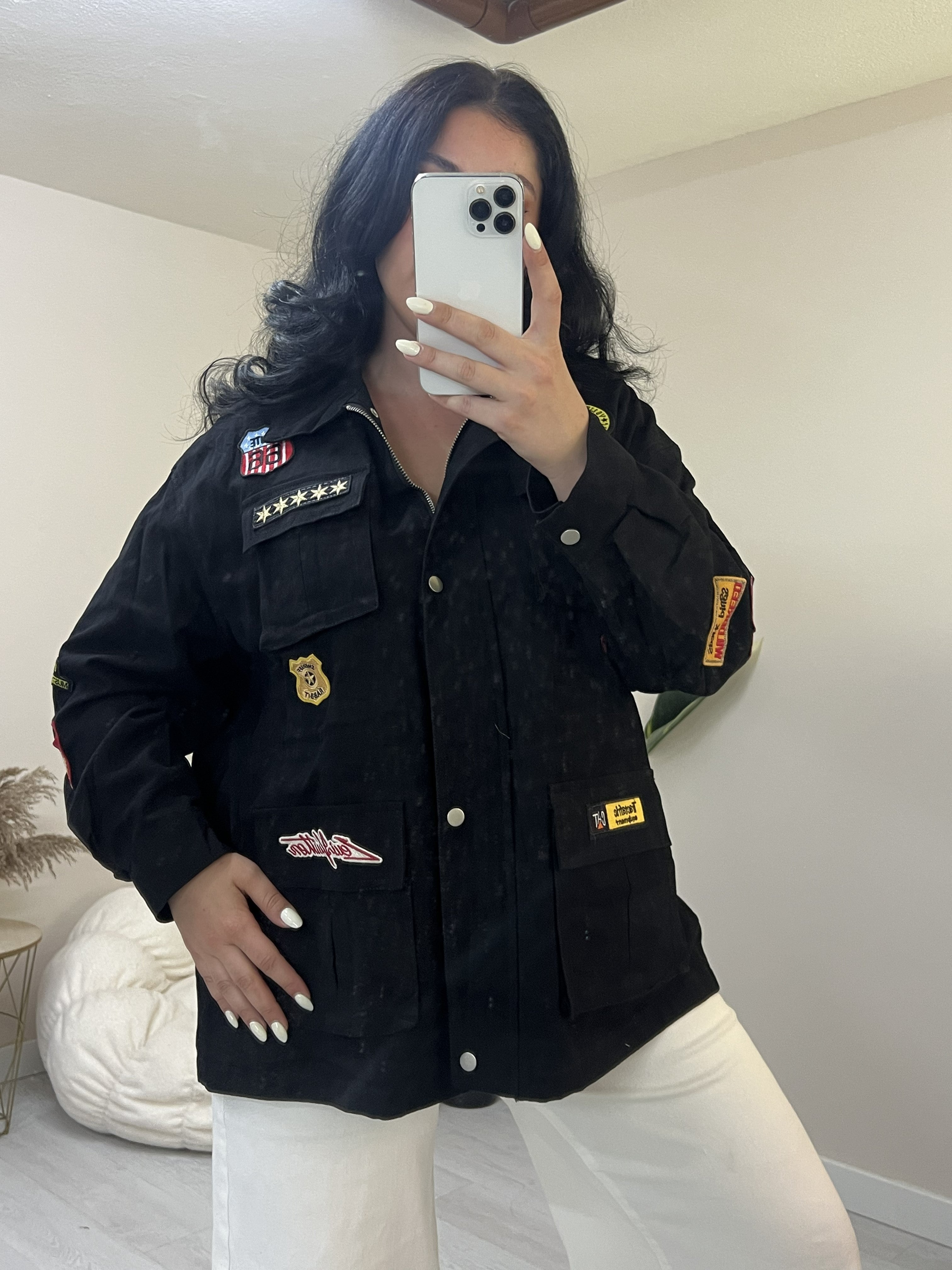 Denim jacket με ραμμένα σχέδια - Μαύρο