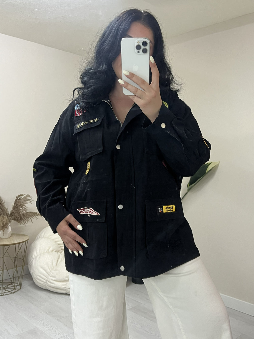 Denim jacket με ραμμένα σχέδια - Μαύρο