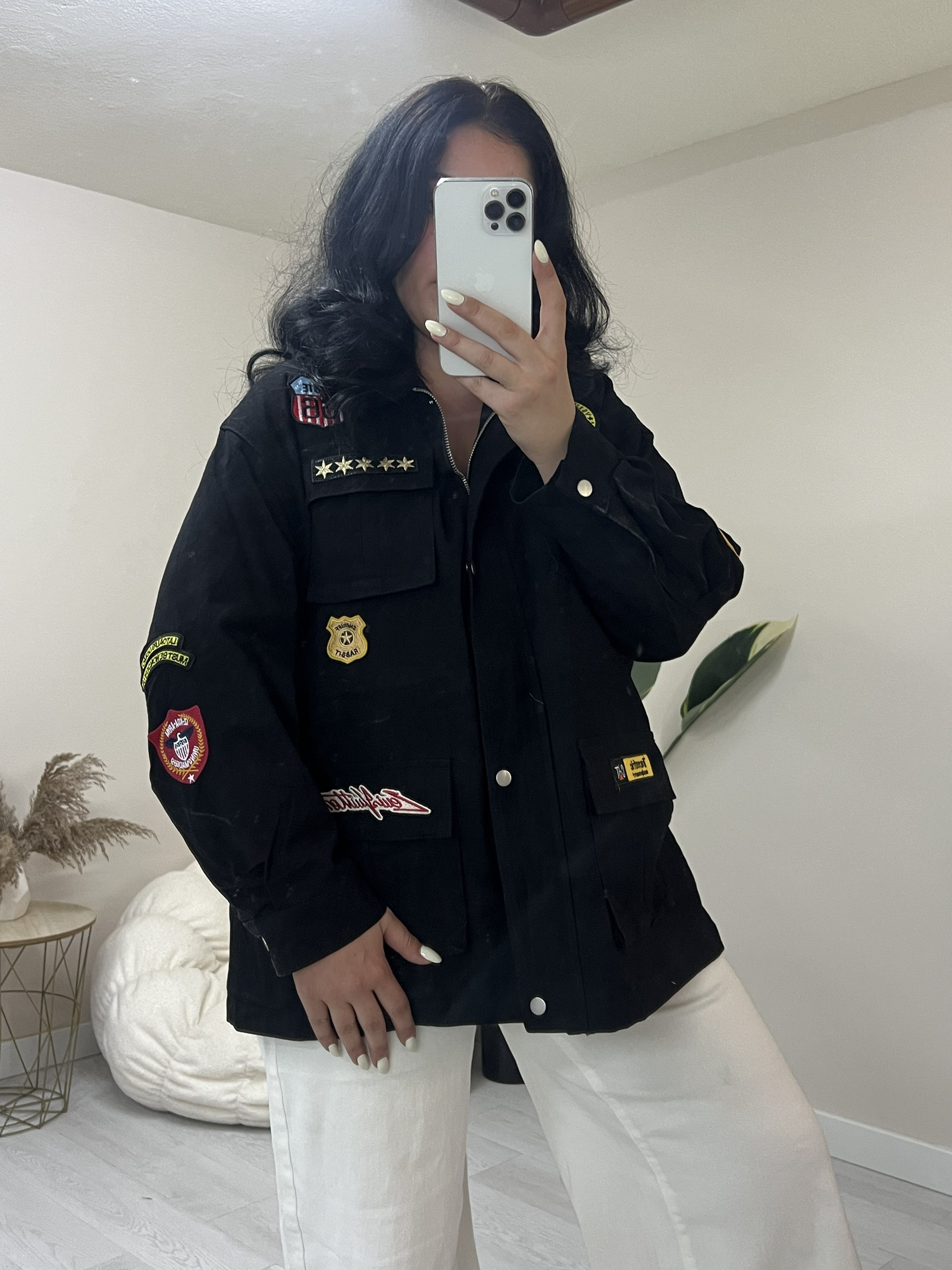 Denim jacket με ραμμένα σχέδια - Μαύρο