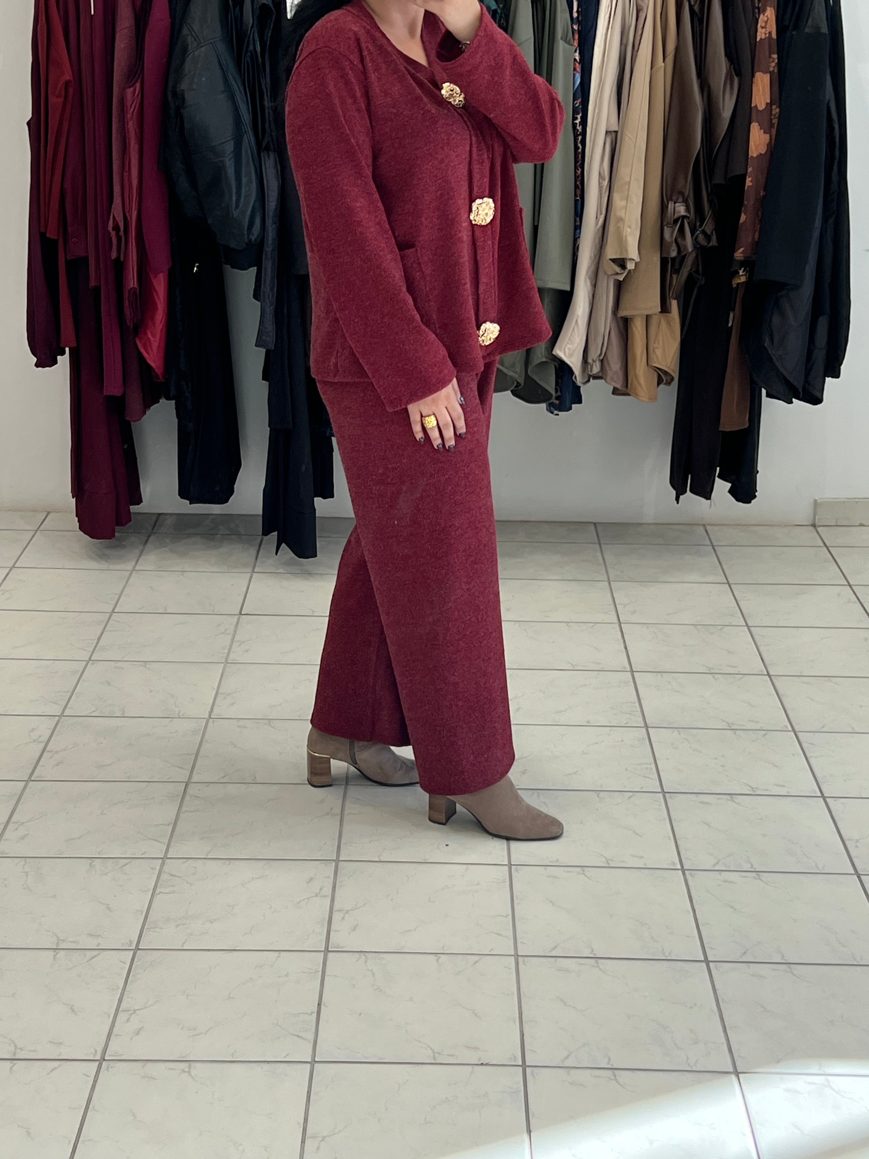 Πλεκτό σετ μπλούζα με τσέπες και διακοσμητικές καρφίτσες & παντελόνι σε ίσια γραμμή - Μπορντό