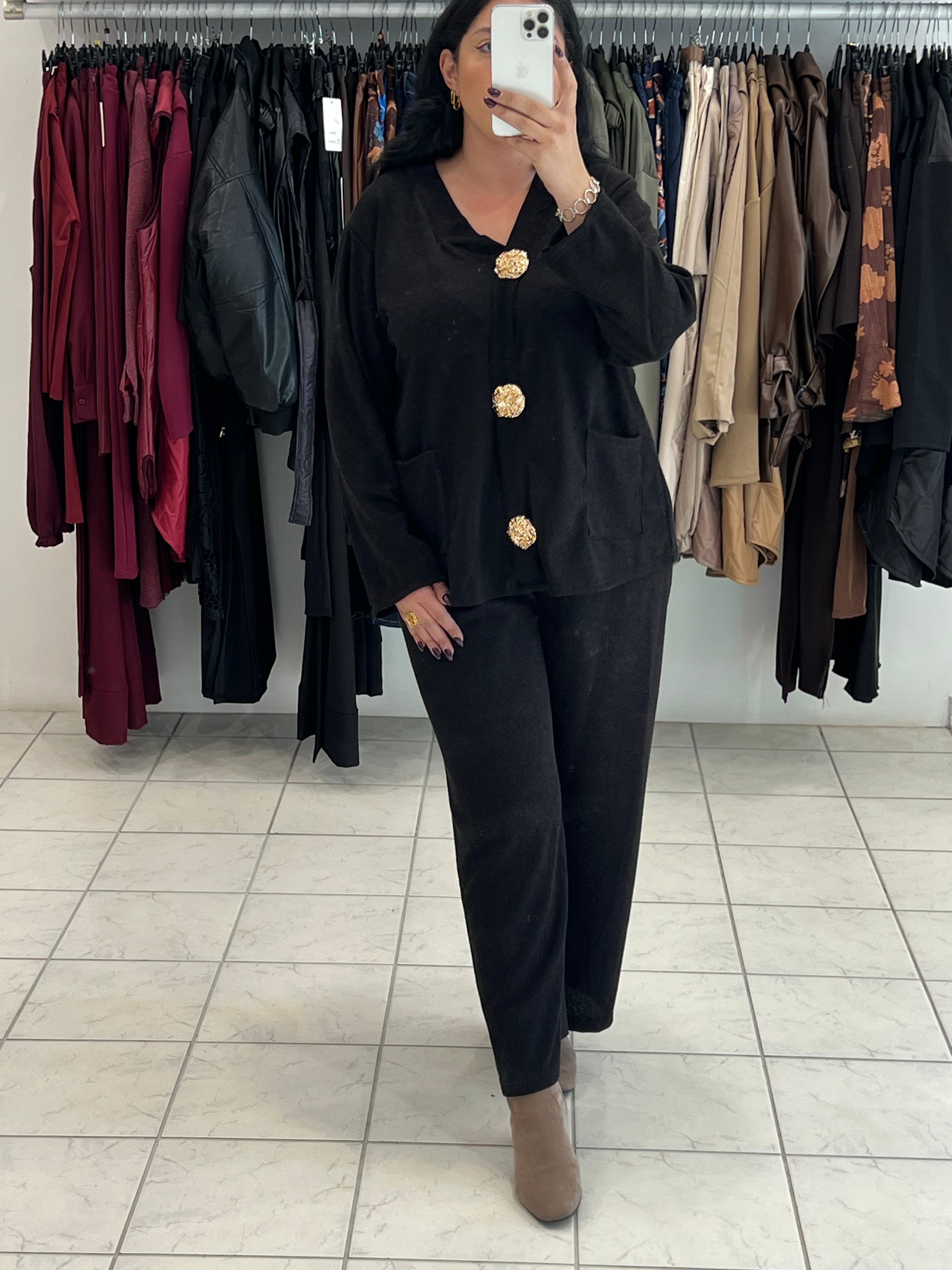 Πλεκτό σετ μπλούζα με τσέπες και διακοσμητικές καρφίτσες & παντελόνι σε ίσια γραμμή - Μαύρο