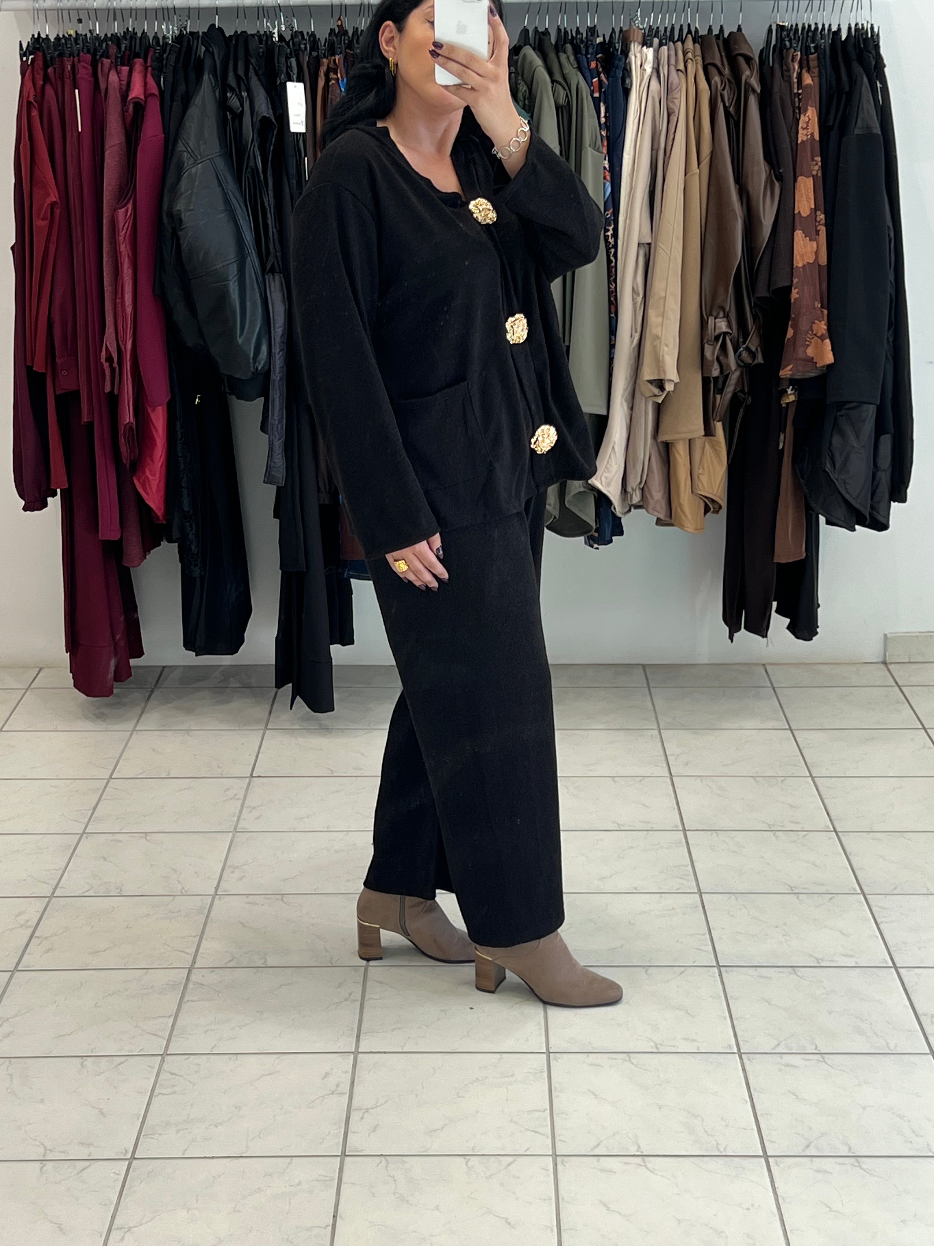 Πλεκτό σετ μπλούζα με τσέπες και διακοσμητικές καρφίτσες & παντελόνι σε ίσια γραμμή - Μαύρο