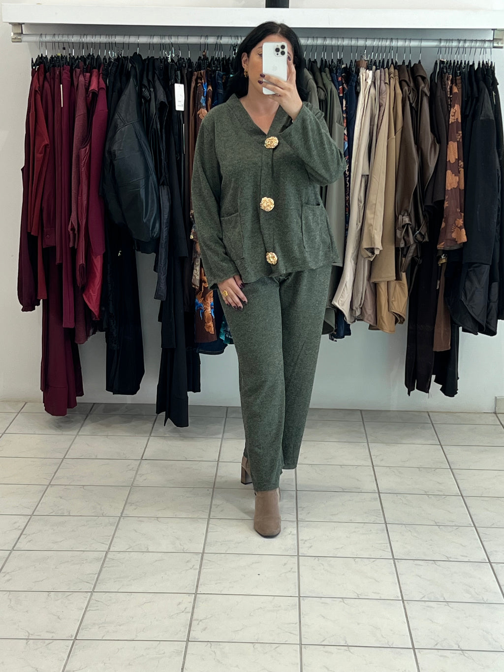 Πλεκτό σετ μπλούζα με τσέπες και διακοσμητικές καρφίτσες & παντελόνι σε ίσια γραμμή - Χακί