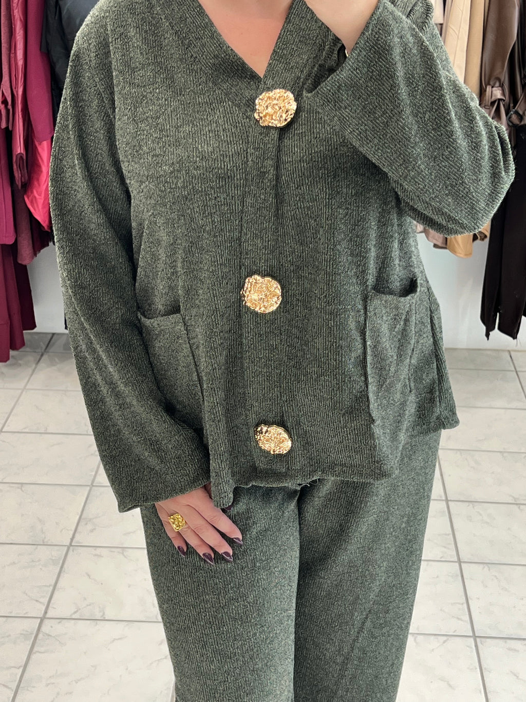 Πλεκτό σετ μπλούζα με τσέπες και διακοσμητικές καρφίτσες & παντελόνι σε ίσια γραμμή - Χακί