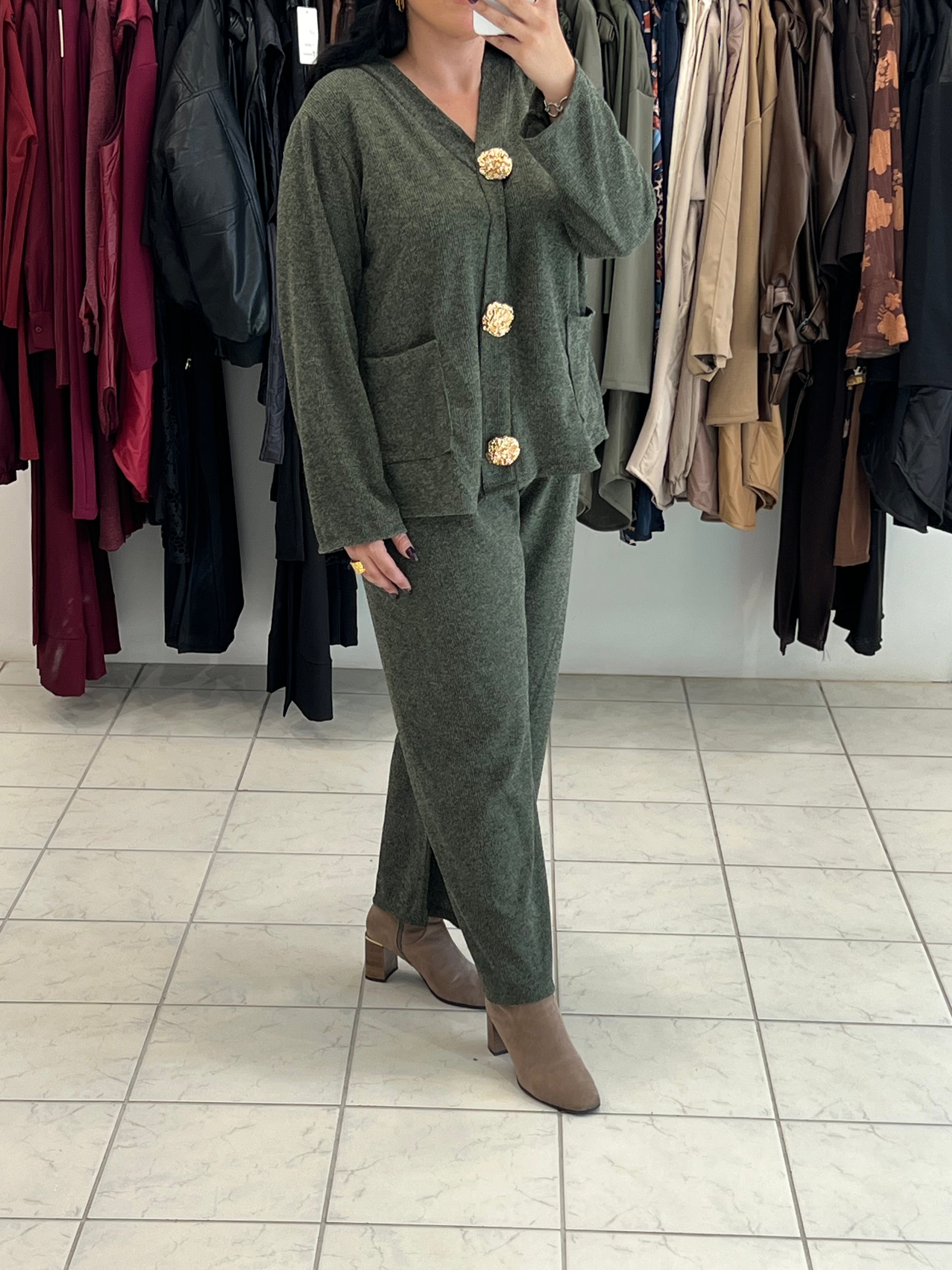 Πλεκτό σετ μπλούζα με τσέπες και διακοσμητικές καρφίτσες & παντελόνι σε ίσια γραμμή - Χακί