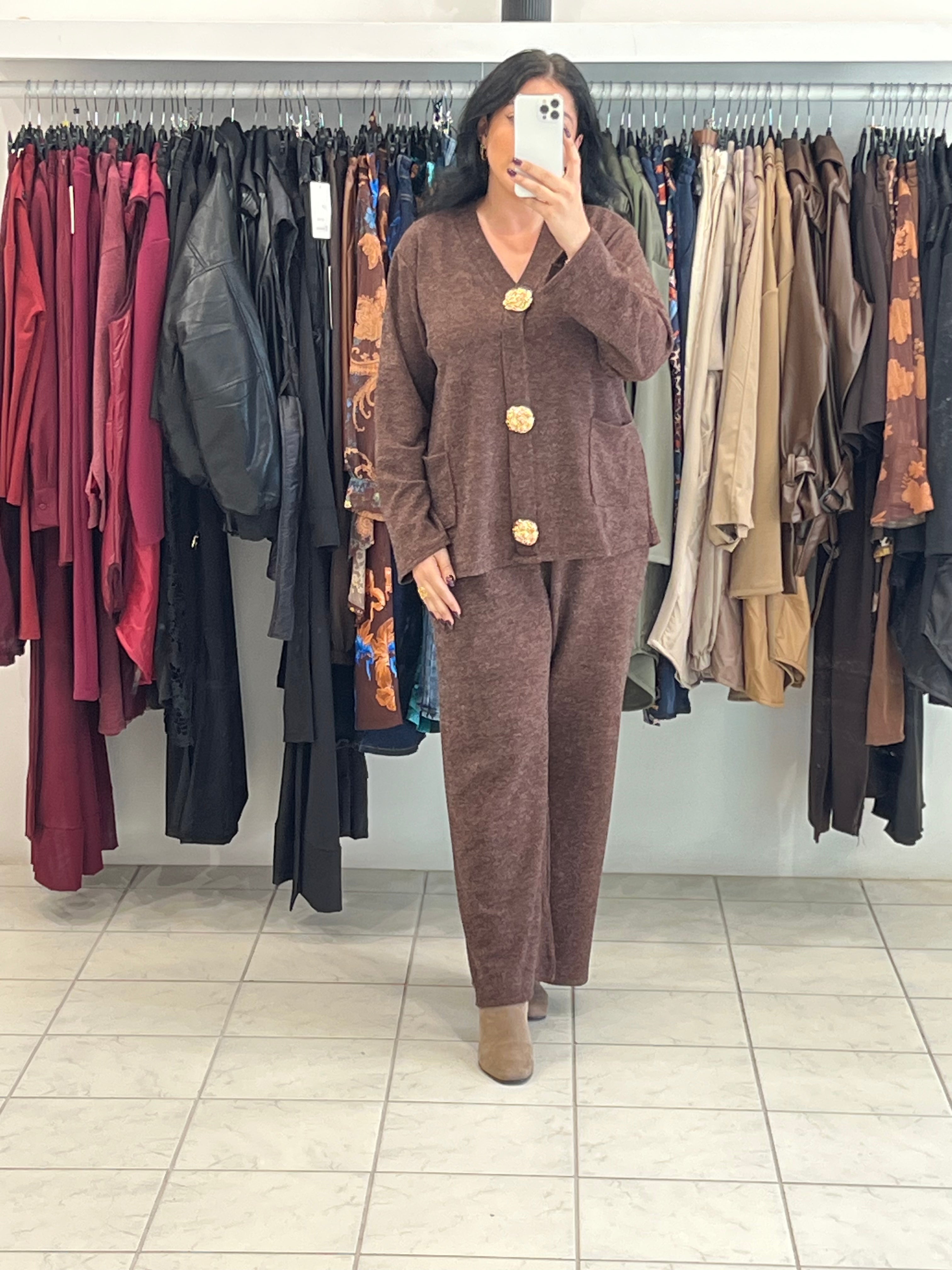 Πλεκτό σετ μπλούζα με τσέπες και διακοσμητικές καρφίτσες & παντελόνι σε ίσια γραμμή - Σοκολατί