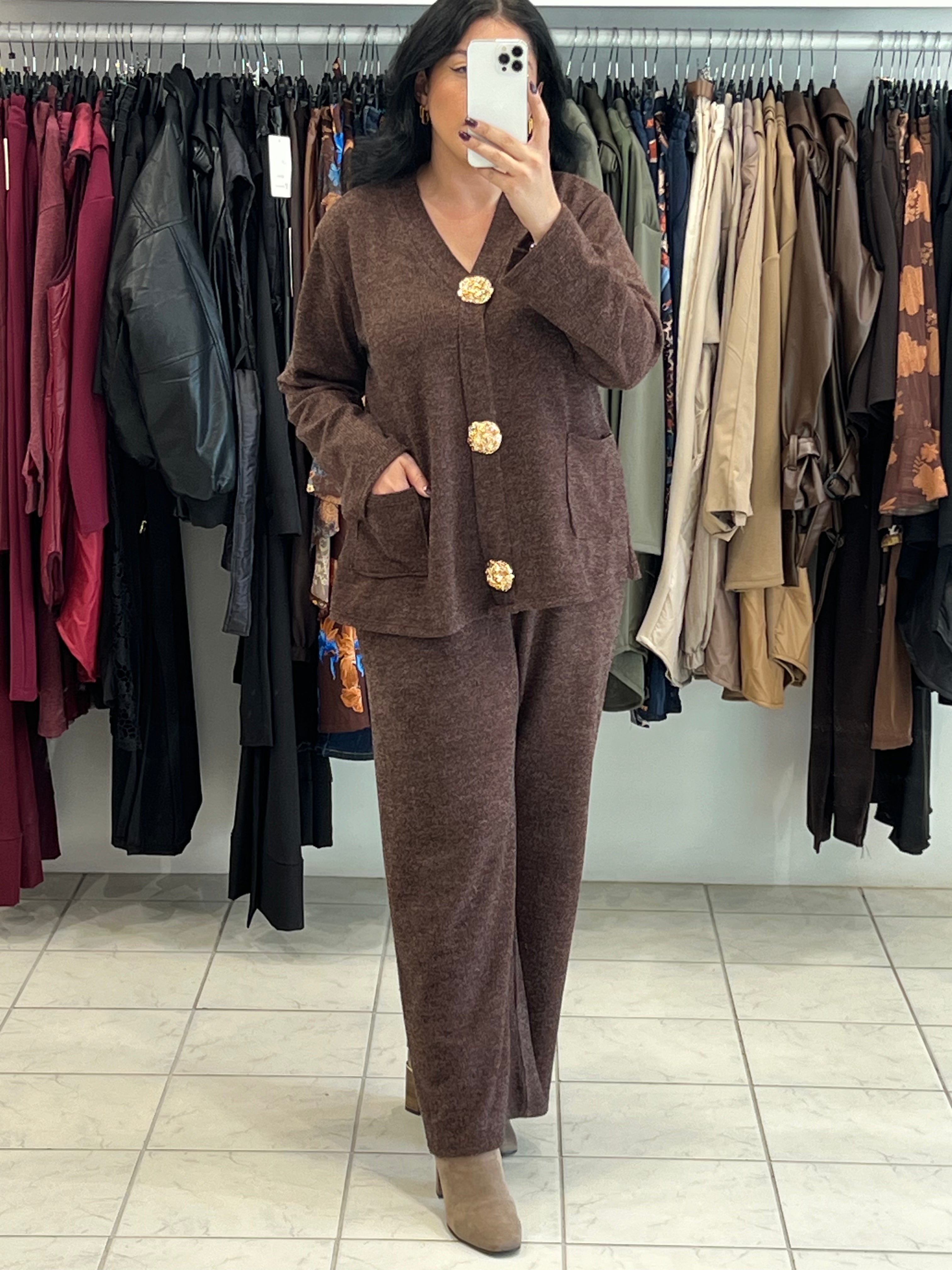 Πλεκτό σετ μπλούζα με τσέπες και διακοσμητικές καρφίτσες & παντελόνι σε ίσια γραμμή - Σοκολατί