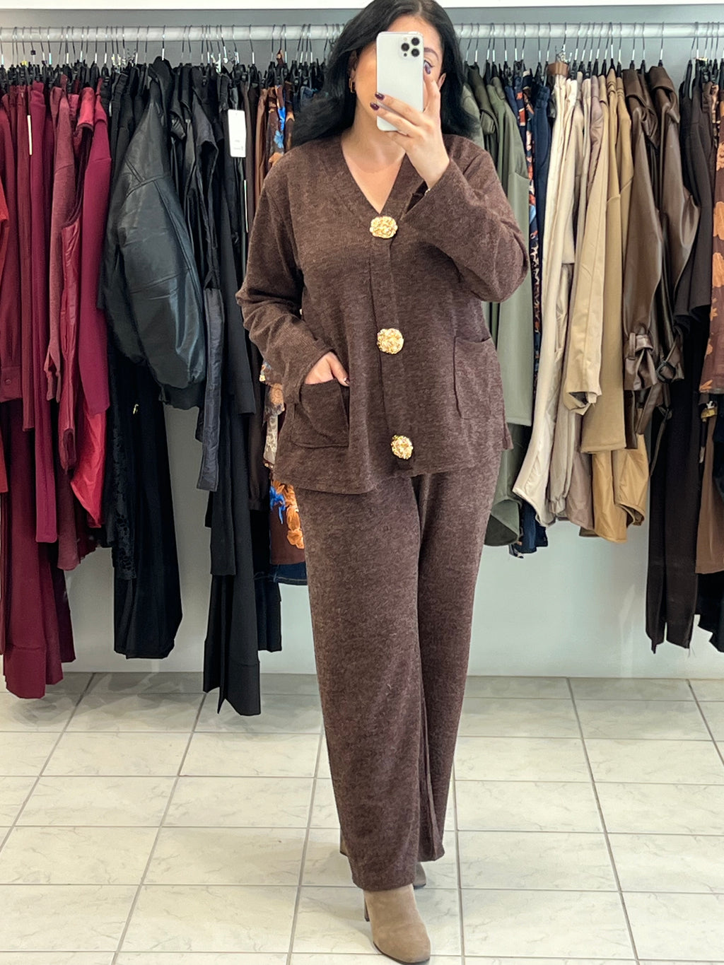 Πλεκτό σετ μπλούζα με τσέπες και διακοσμητικές καρφίτσες & παντελόνι σε ίσια γραμμή - Σοκολατί