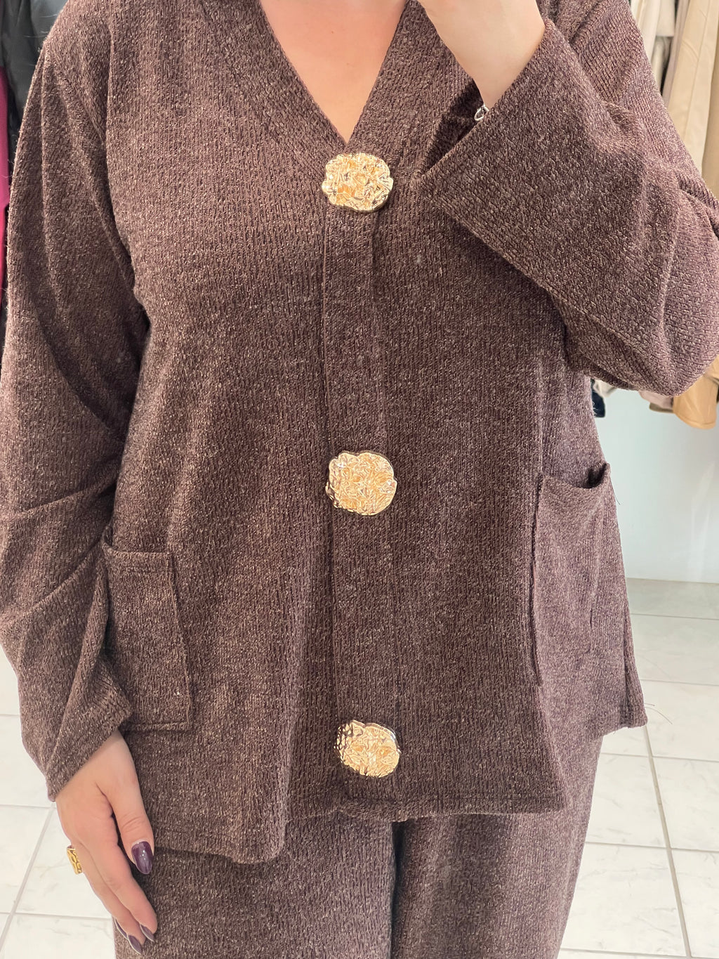 Πλεκτό σετ μπλούζα με τσέπες και διακοσμητικές καρφίτσες & παντελόνι σε ίσια γραμμή - Σοκολατί