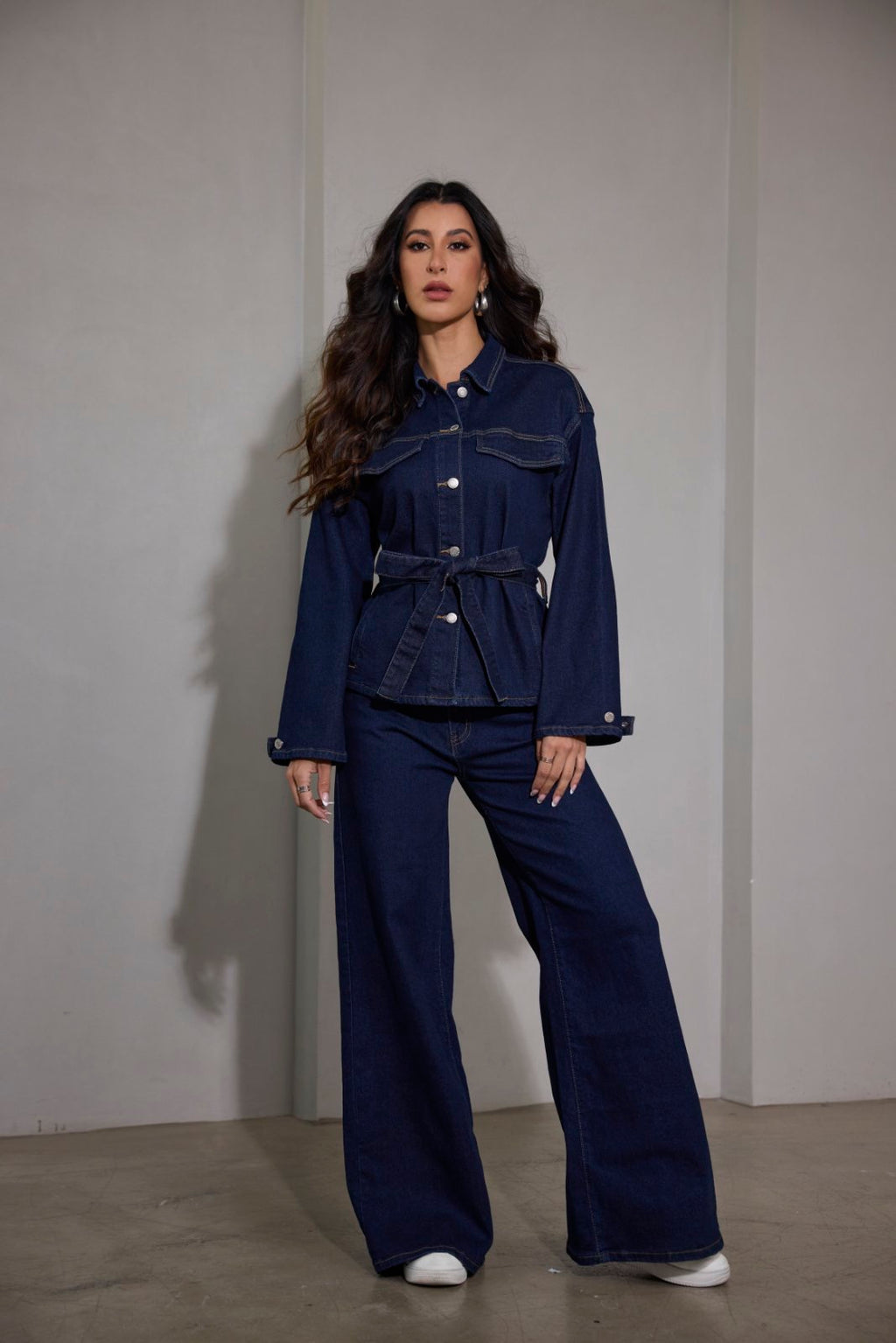Denim set jacket με ζώνη & παντελόνι σε wide leg γραμμή με τσέπες