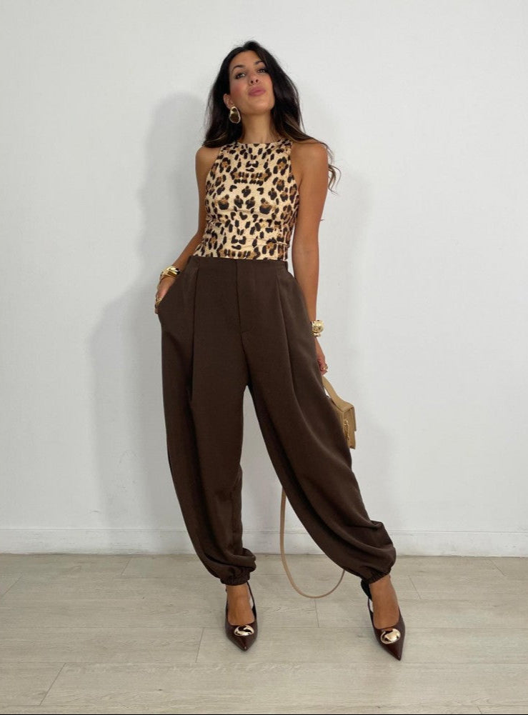 Ψηλόμεσο παντελόνι με τσέπες και λάστιχο στα μπατζάκια - Σοκολατί