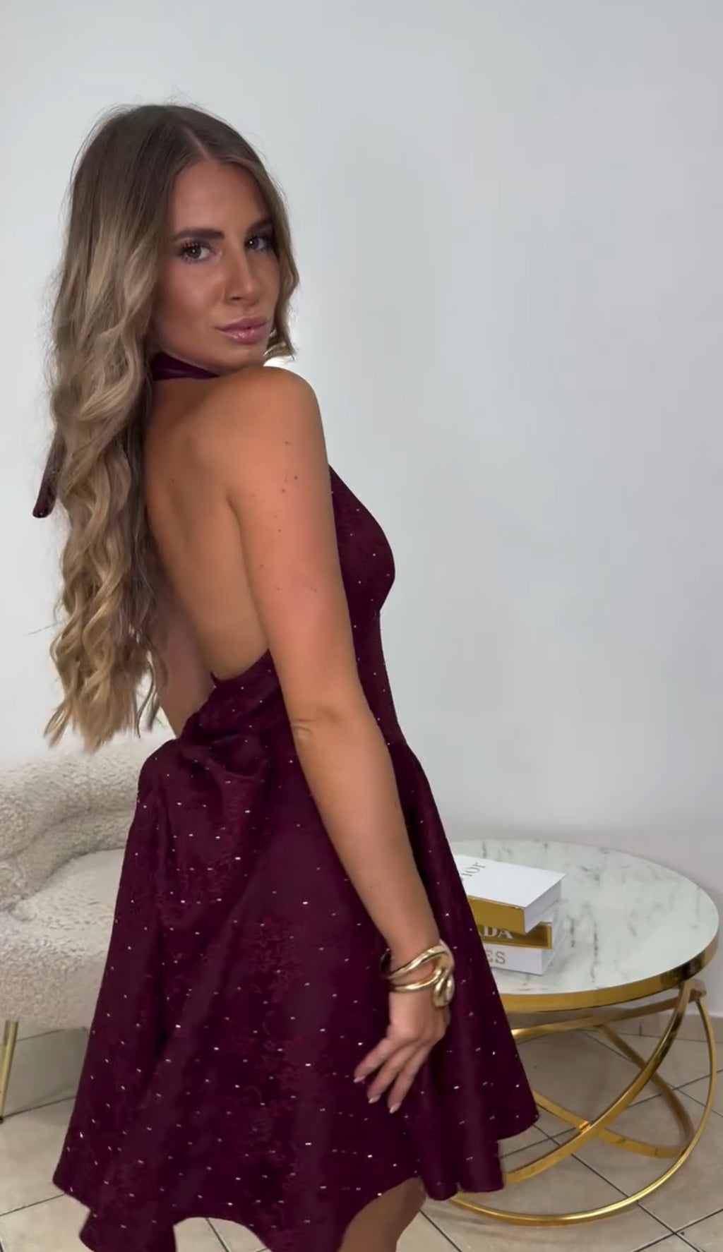 Mini φόρεμα με ανάγλυφο floral σχέδιο και διακριτικό στρας - Μπορντό