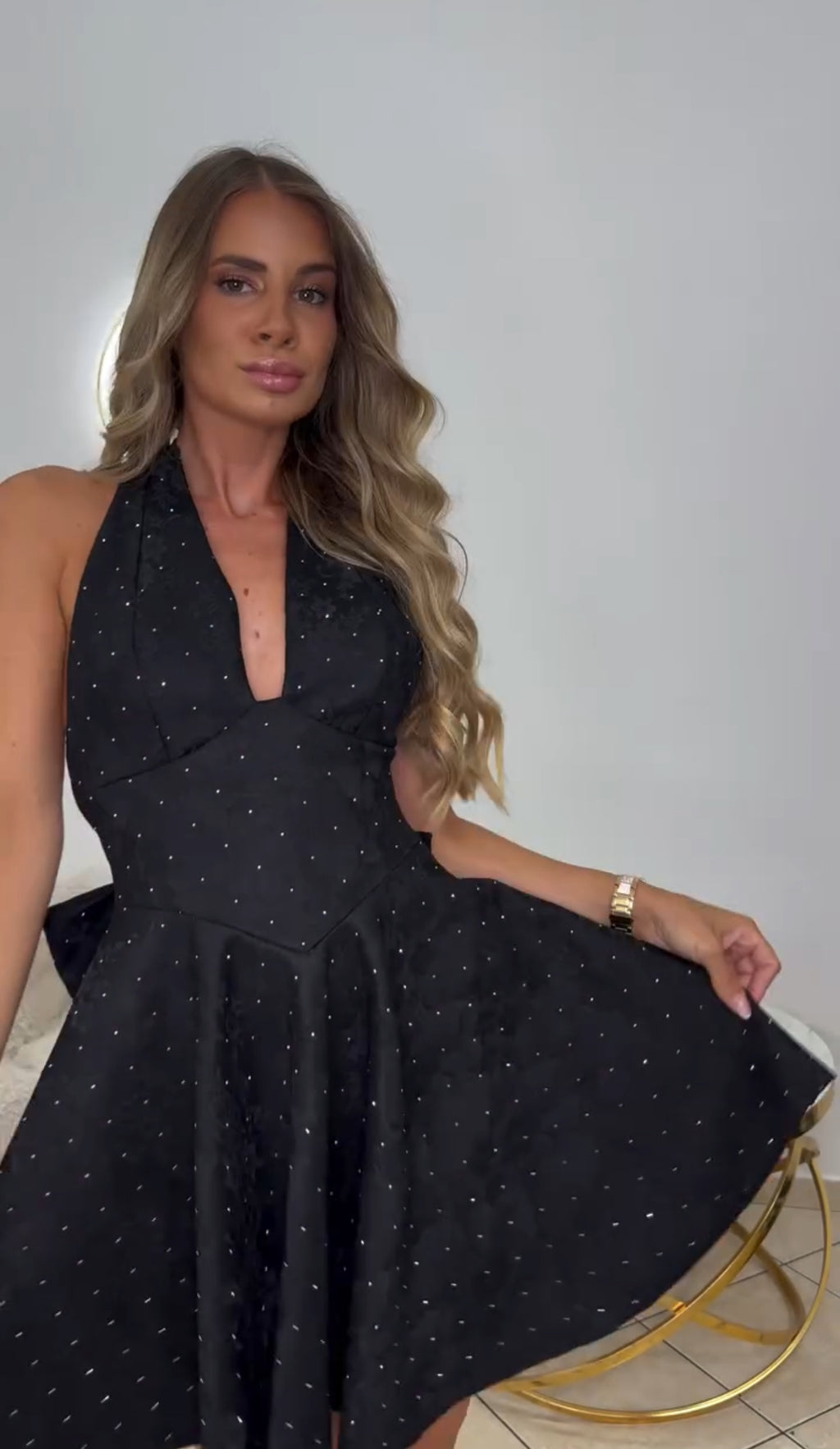 Mini φόρεμα με ανάγλυφο floral σχέδιο και διακριτικό στρας - Μαύρο