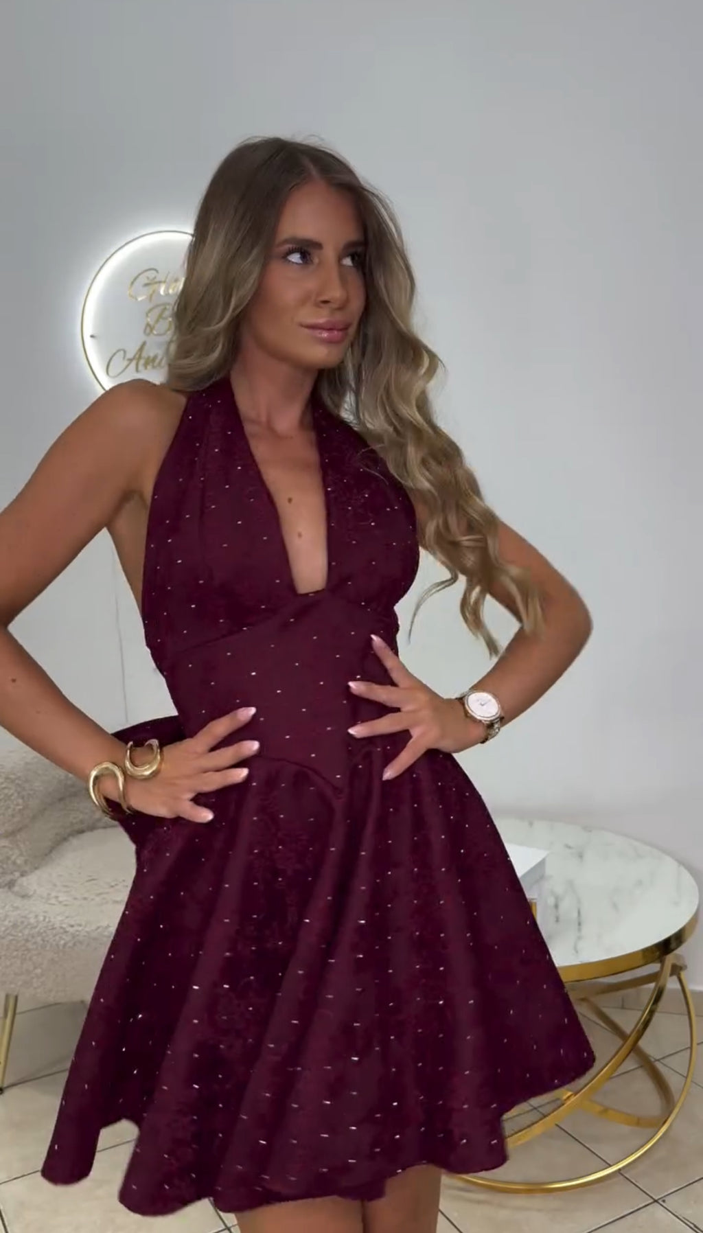 Mini φόρεμα με ανάγλυφο floral σχέδιο και διακριτικό στρας - Μπορντό