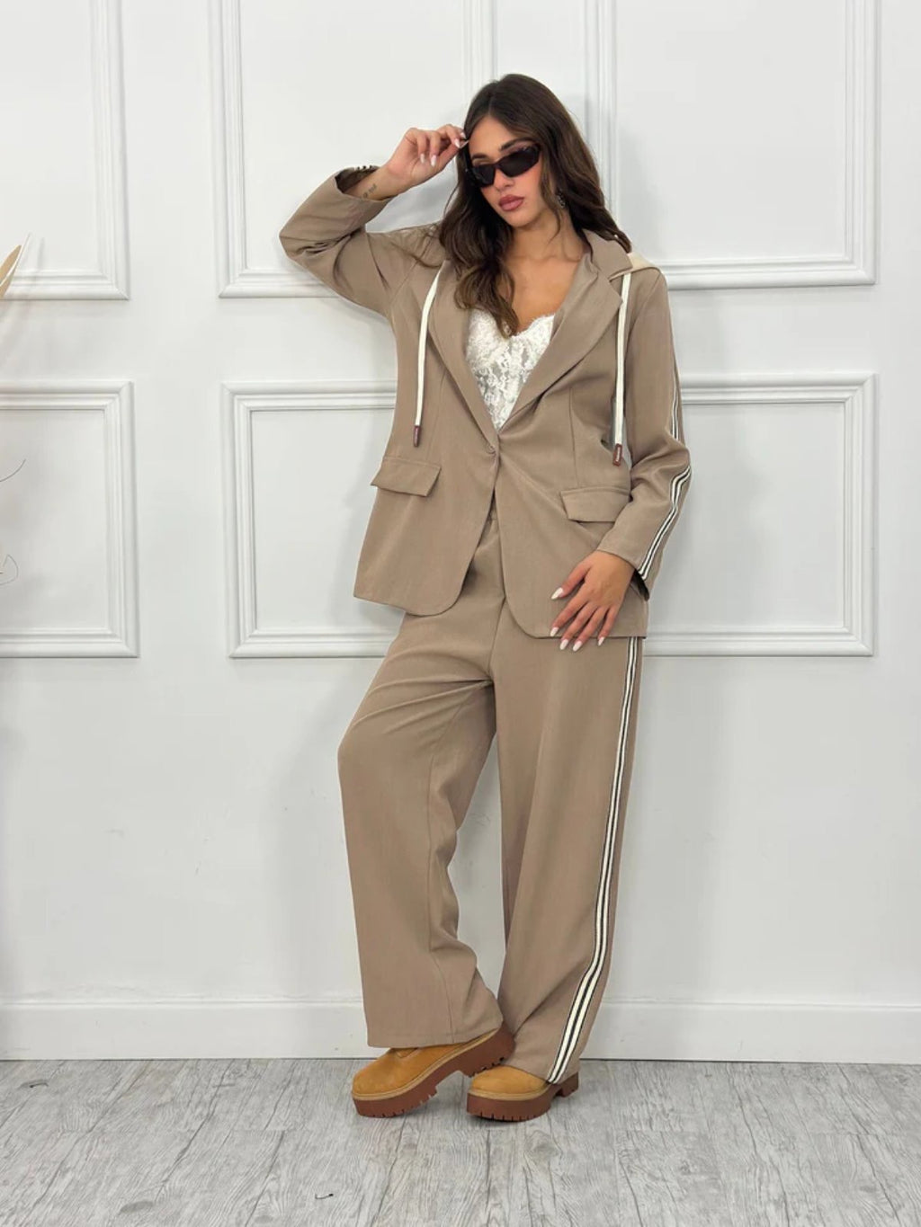 Σετ κοστούμι με ρίγες, oversized σακάκι με κουκούλα φούτερ & wide leg παντελόνι - Μπεζ