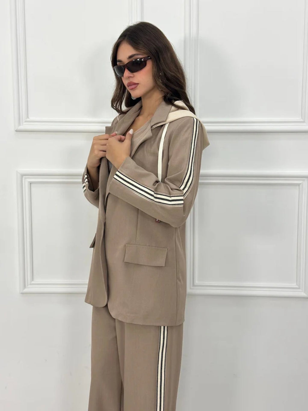 Σετ κοστούμι με ρίγες, oversized σακάκι με κουκούλα φούτερ & wide leg παντελόνι - Μπεζ