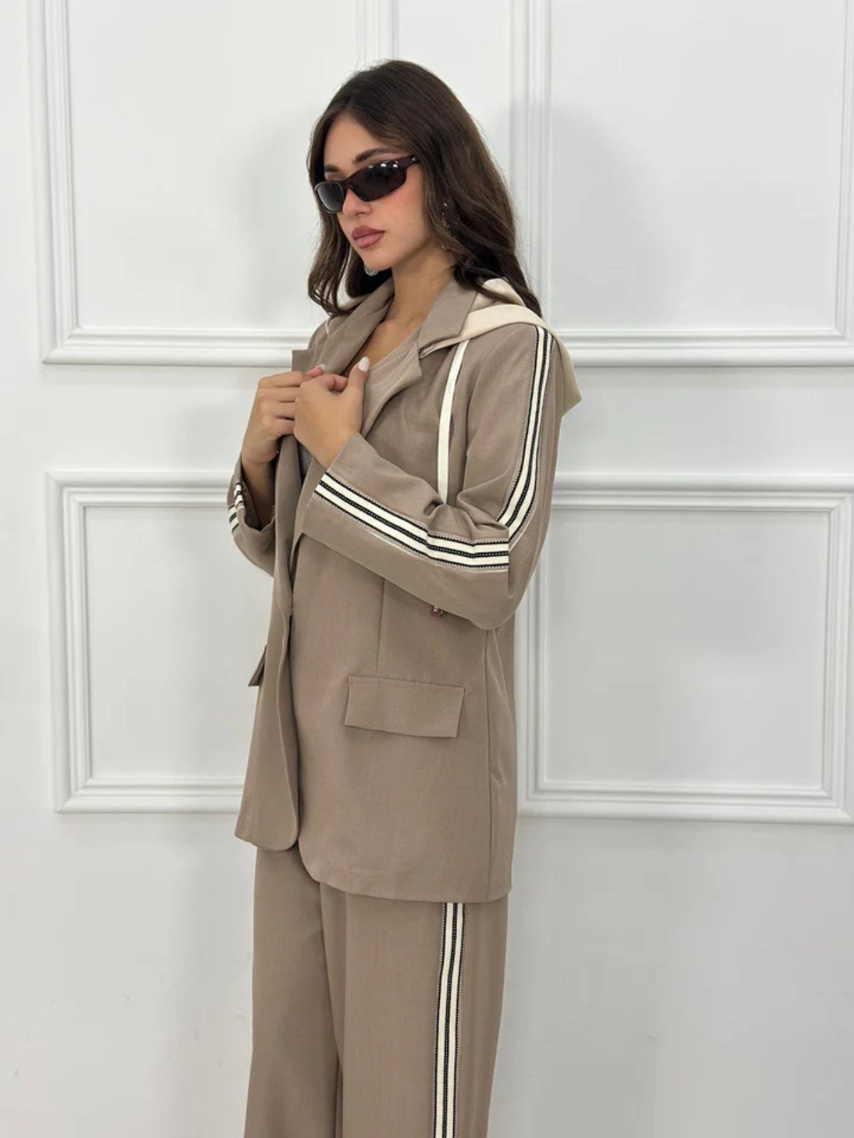 Σετ κοστούμι με ρίγες, oversized σακάκι με κουκούλα φούτερ & wide leg παντελόνι - Μπεζ