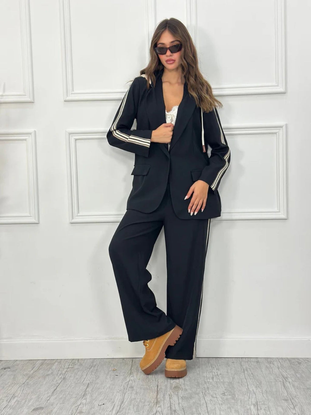 Σετ κοστούμι με ρίγες, oversized σακάκι με κουκούλα φούτερ & wide leg παντελόνι - Μαύρο