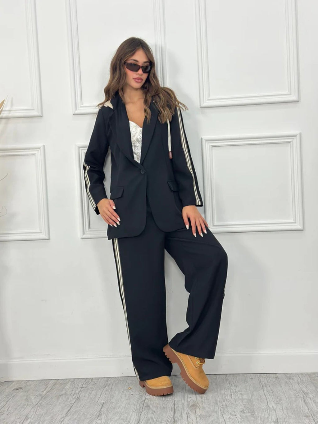 Σετ κοστούμι με ρίγες, oversized σακάκι με κουκούλα φούτερ & wide leg παντελόνι - Μαύρο