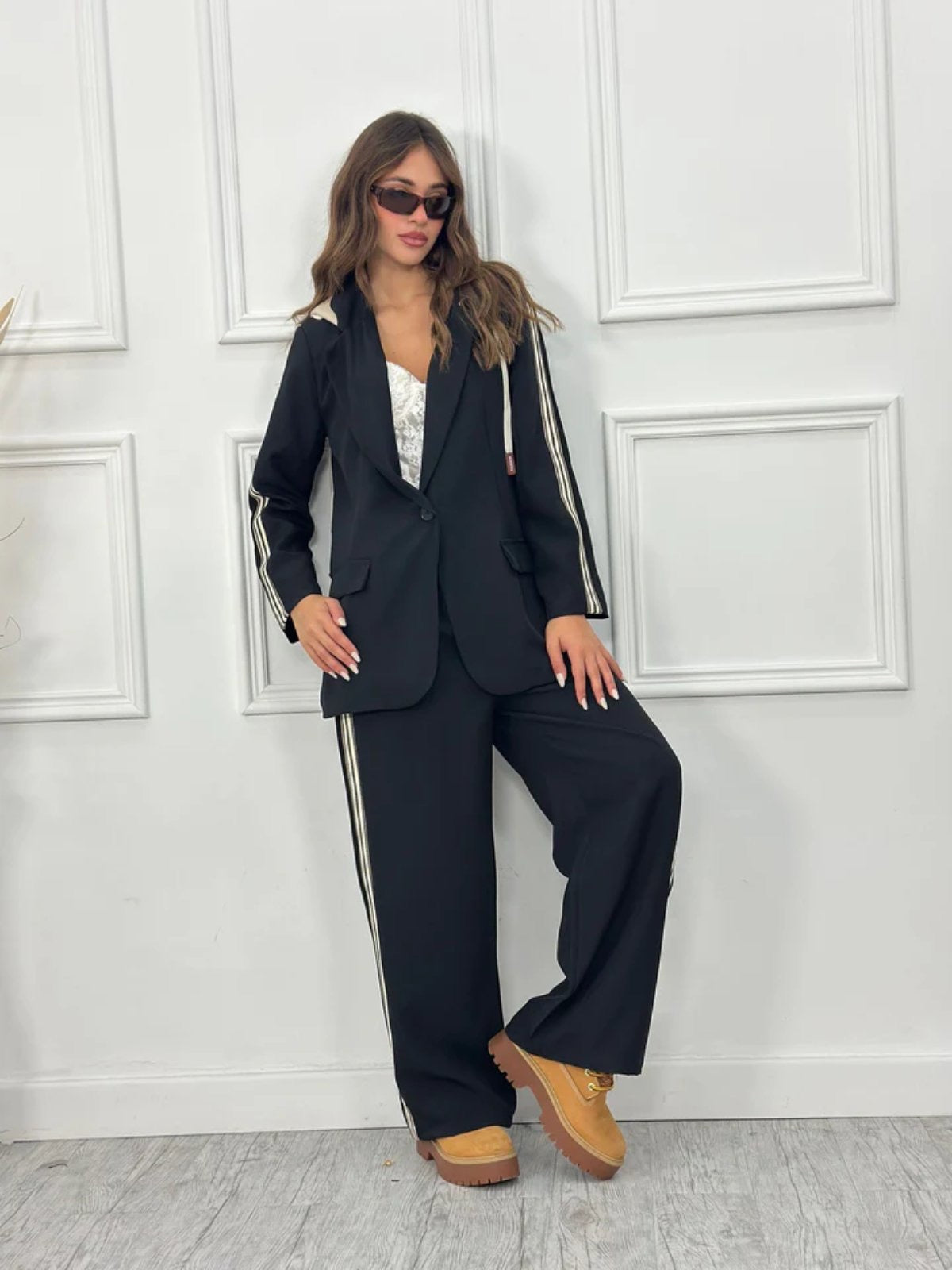 Σετ κοστούμι με ρίγες, oversized σακάκι με κουκούλα φούτερ & wide leg παντελόνι - Μαύρο