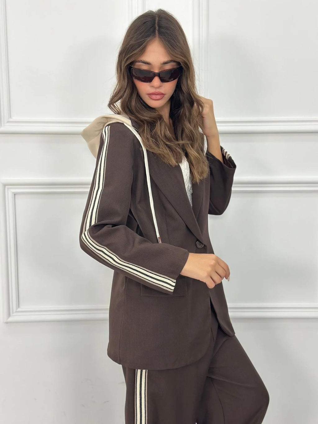 Σετ κοστούμι με ρίγες, oversized σακάκι με κουκούλα φούτερ & wide leg παντελόνι - Σοκολατί